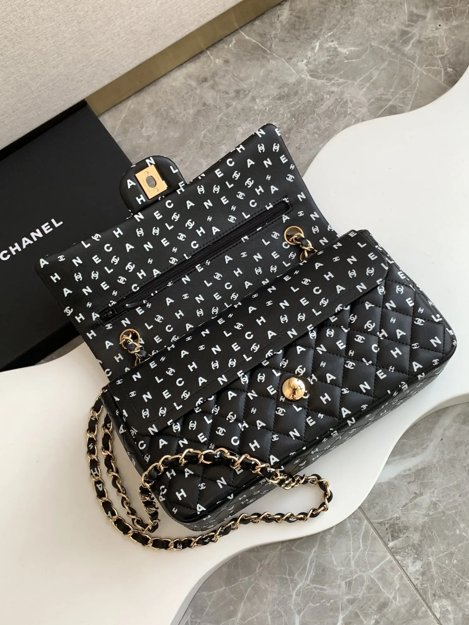 Picture [6]-CHANEL black letter print CF25 The more you look at it, the more exquisite wow! Unique print design and elegant shape is also too able to attract the attention of la ~ black bag surface full of printing with the unique monogram Create a fashionable and gorgeous effect Mimi and then with the gold embellishment more durable la ~ like this luxury charm! Size 15.5-25.5-6.5 with packaging-high imitation bags