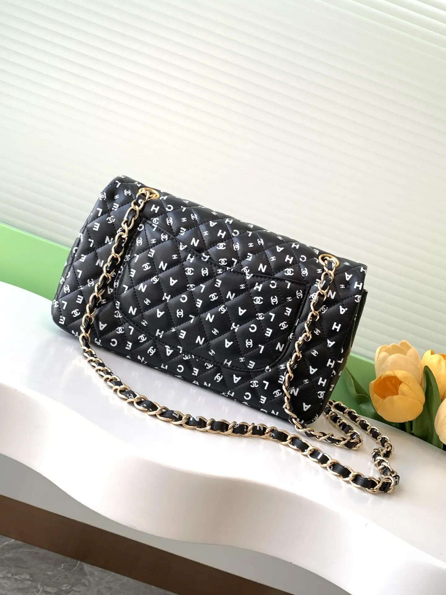 Picture [3]-CHANEL black letter print CF25 The more you look at it, the more exquisite wow! Unique print design and elegant shape is also too able to attract the attention of la ~ black bag surface full of printing with the unique monogram Create a fashionable and gorgeous effect Mimi and then with the gold embellishment more durable la ~ like this luxury charm! Size 15.5-25.5-6.5 with packaging-high imitation bags