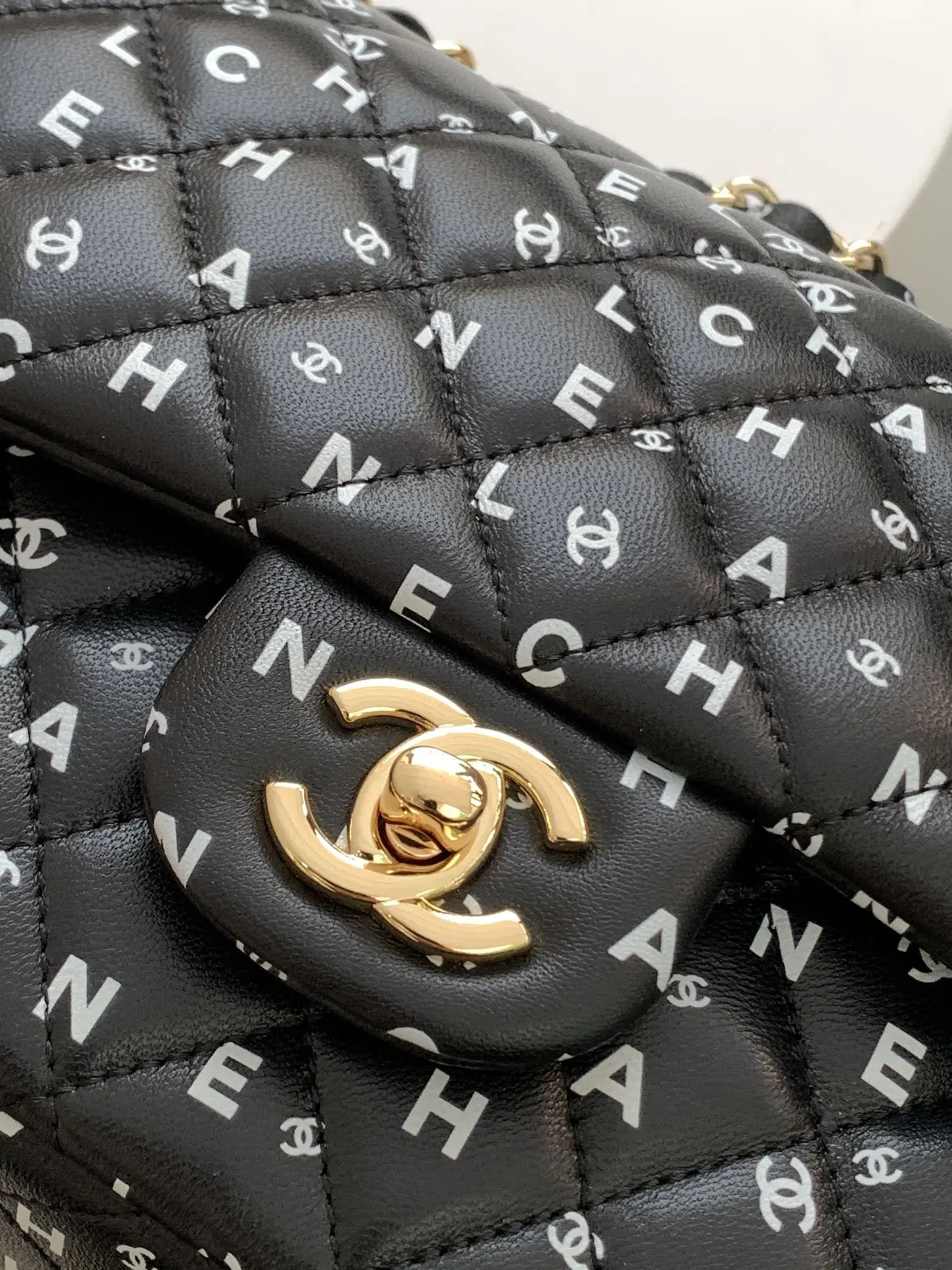 Picture [5]-CHANEL black letter print CF25 The more you look at it, the more exquisite wow! Unique print design and elegant shape is also too able to attract the attention of la ~ black bag surface full of printing with the unique monogram Create a fashionable and gorgeous effect Mimi and then with the gold embellishment more durable la ~ like this luxury charm! Size 15.5-25.5-6.5 with packaging-high imitation bags