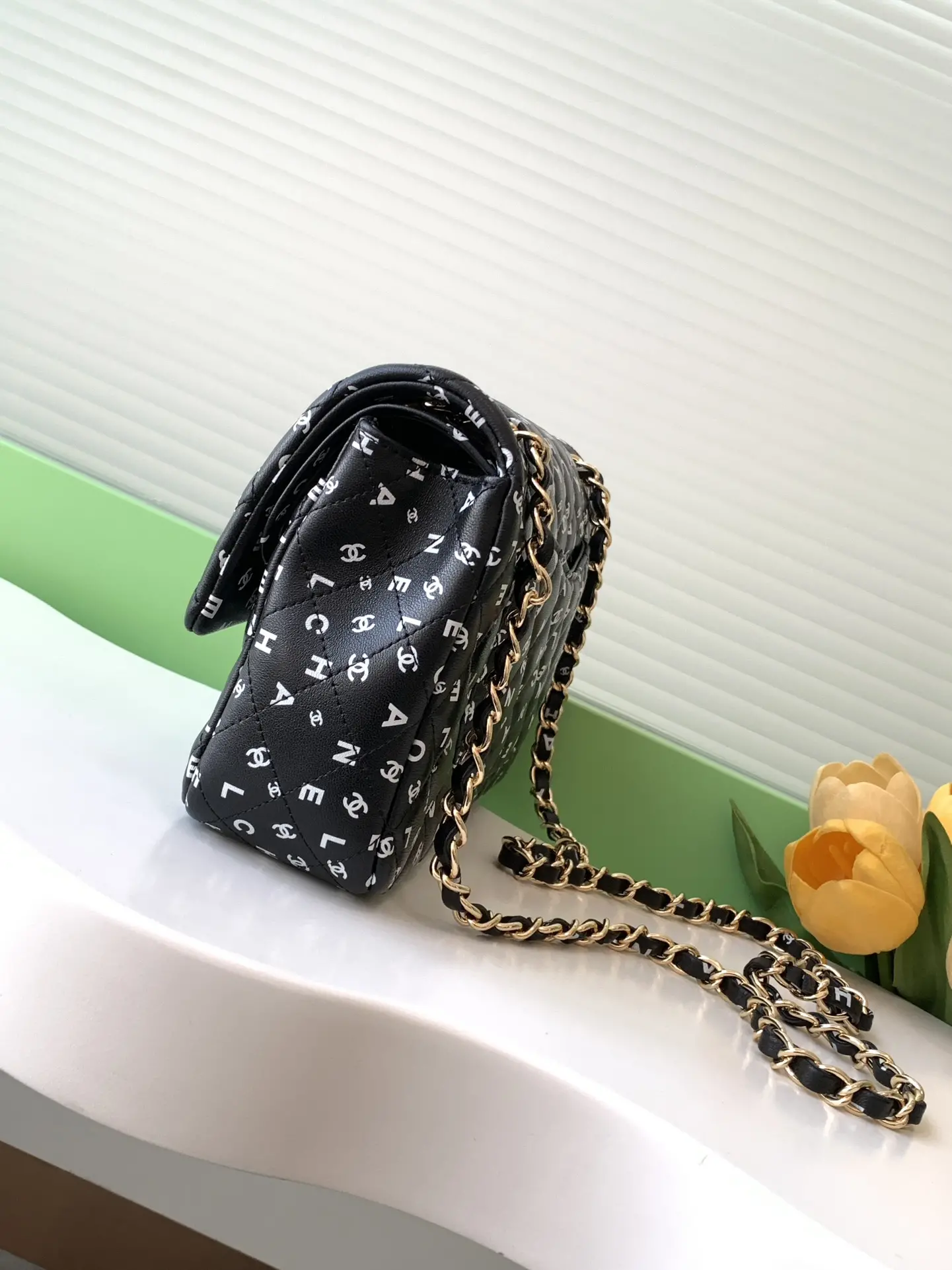 Picture [2]-CHANEL black letter print CF25 The more you look at it, the more exquisite wow! Unique print design and elegant shape is also too able to attract the attention of la ~ black bag surface full of printing with the unique monogram Create a fashionable and gorgeous effect Mimi and then with the gold embellishment more durable la ~ like this luxury charm! Size 15.5-25.5-6.5 with packaging-high imitation bags