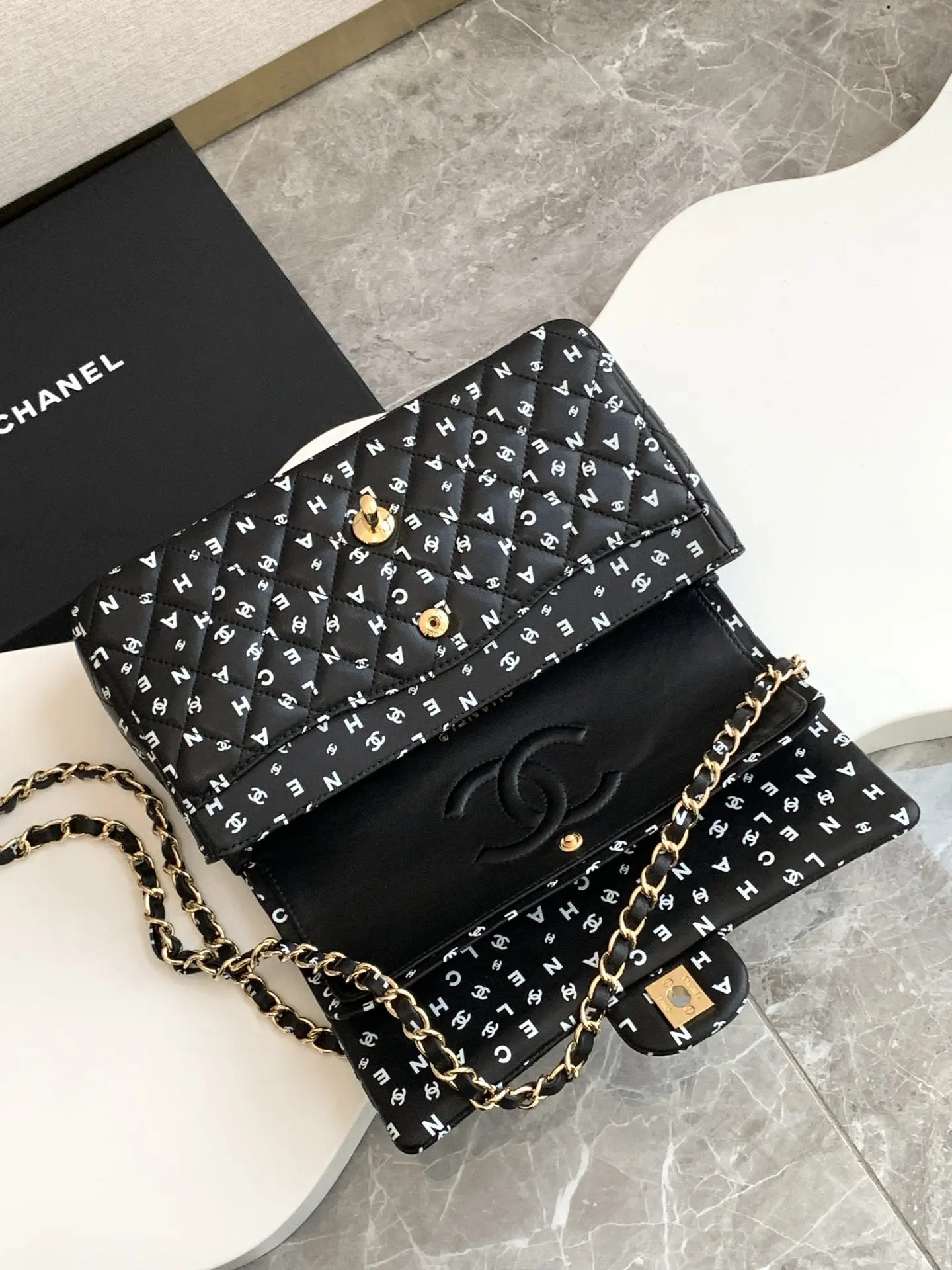 Picture [7]-CHANEL black letter print CF25 The more you look at it, the more exquisite wow! Unique print design and elegant shape is also too able to attract the attention of la ~ black bag surface full of printing with the unique monogram Create a fashionable and gorgeous effect Mimi and then with the gold embellishment more durable la ~ like this luxury charm! Size 15.5-25.5-6.5 with packaging-high imitation bags