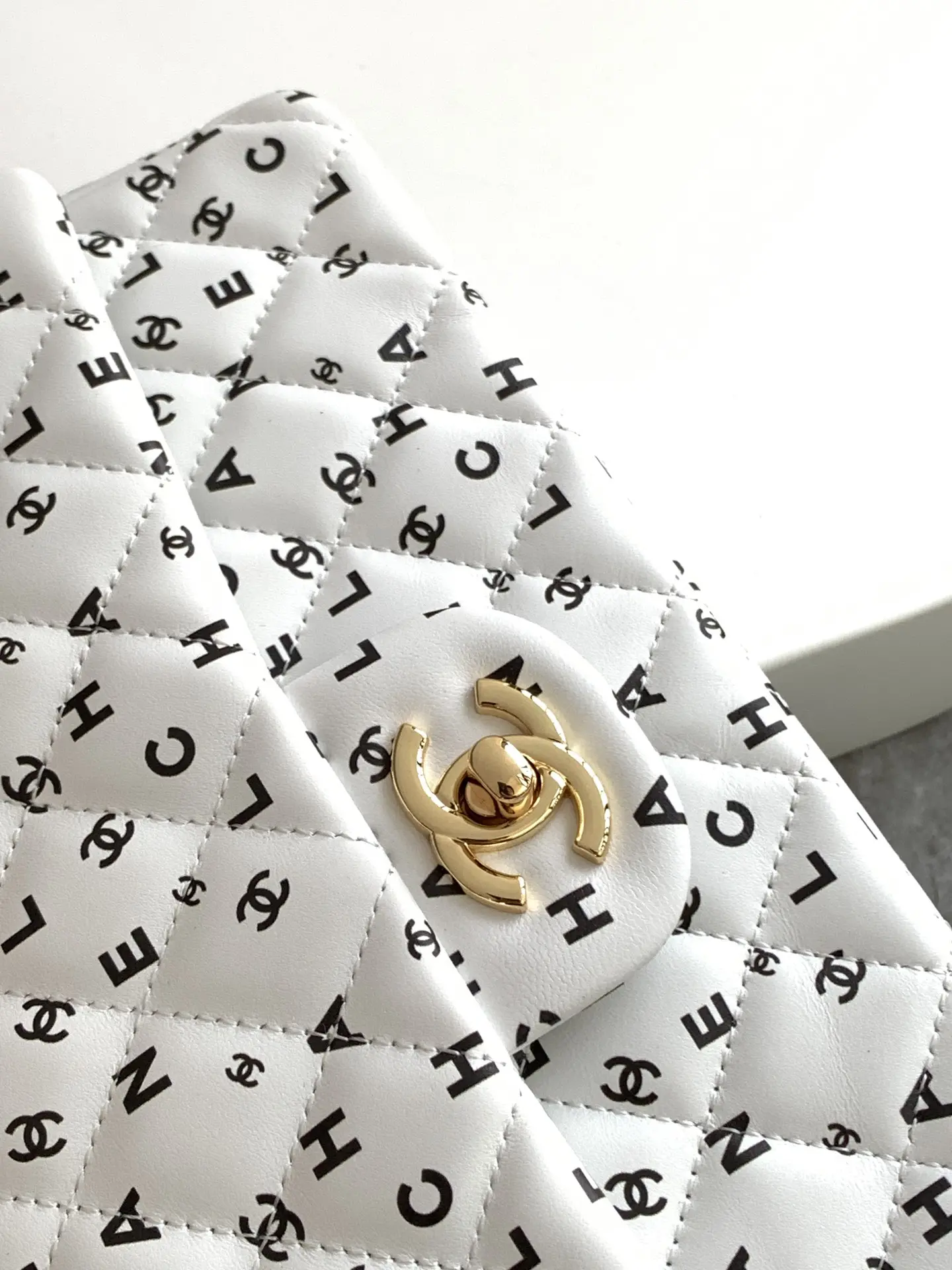 Picture [5]-CHANEL white letter print CF25 The more you look at the more exquisite wow! Unique print design and elegant shape is also too able to attract the attention of la ~ black bag surface full of printing with the unique monogram Create a fashionable and gorgeous effect Mimi and then with the gold embellishment more durable la ~ like this luxury charm! Size 15.5-25.5-6.5 with packaging-high imitation bags