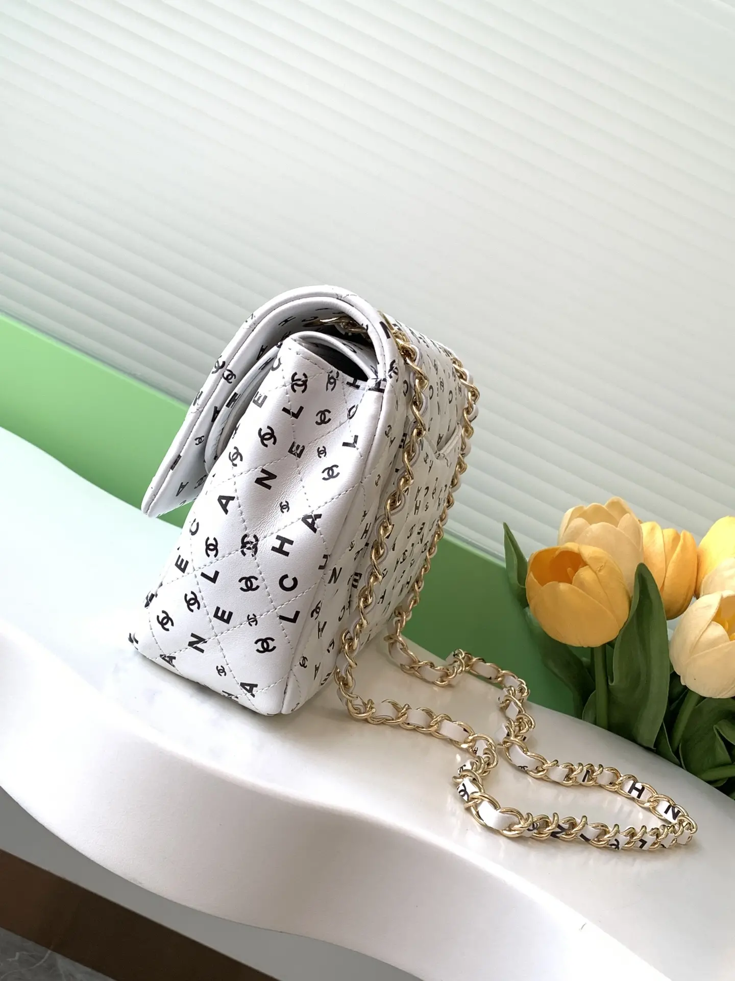 Picture [2]-CHANEL white letter print CF25 The more you look at the more exquisite wow! Unique print design and elegant shape is also too able to attract the attention of la ~ black bag surface full of printing with the unique monogram Create a fashionable and gorgeous effect Mimi and then with the gold embellishment is more durable la ~ like this luxury charm! Size 15.5-25.5-6.5 with packaging-high imitation bags