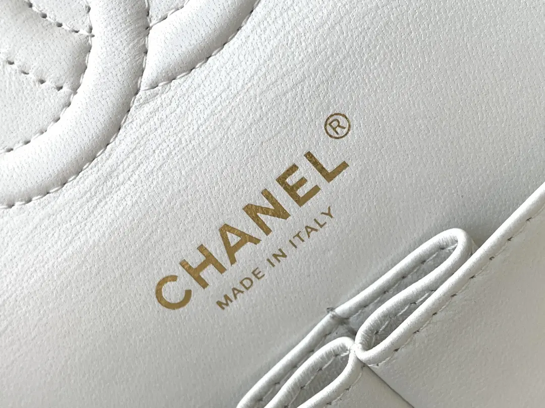 Picture [9]-CHANEL white letter print CF25 The more you look at the more exquisite wow! Unique print design and elegant shape is also too able to attract the attention of la ~ black bag surface full of printing with the unique monogram Create a fashionable and gorgeous effect Mimi and then with the gold embellishment more durable la ~ like this luxury charm! Size 15.5-25.5-6.5 with packaging-high imitation bags
