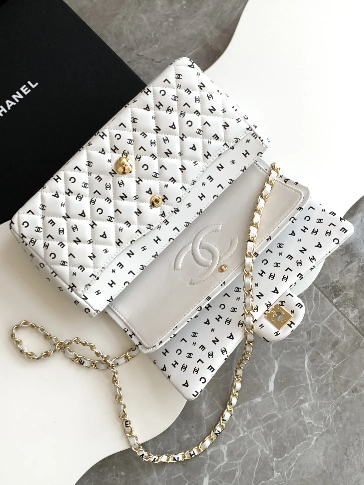 Picture [7]-CHANEL white letter print CF25 The more you look at the more exquisite wow! Unique print design and elegant shape is also too able to attract the attention of la ~ black bag surface full of printing with the unique monogram Create a fashionable and gorgeous effect Mimi and then with the gold embellishment is more durable la ~ like this luxury charm! Size 15.5-25.5-6.5 with packaging-high imitation bags