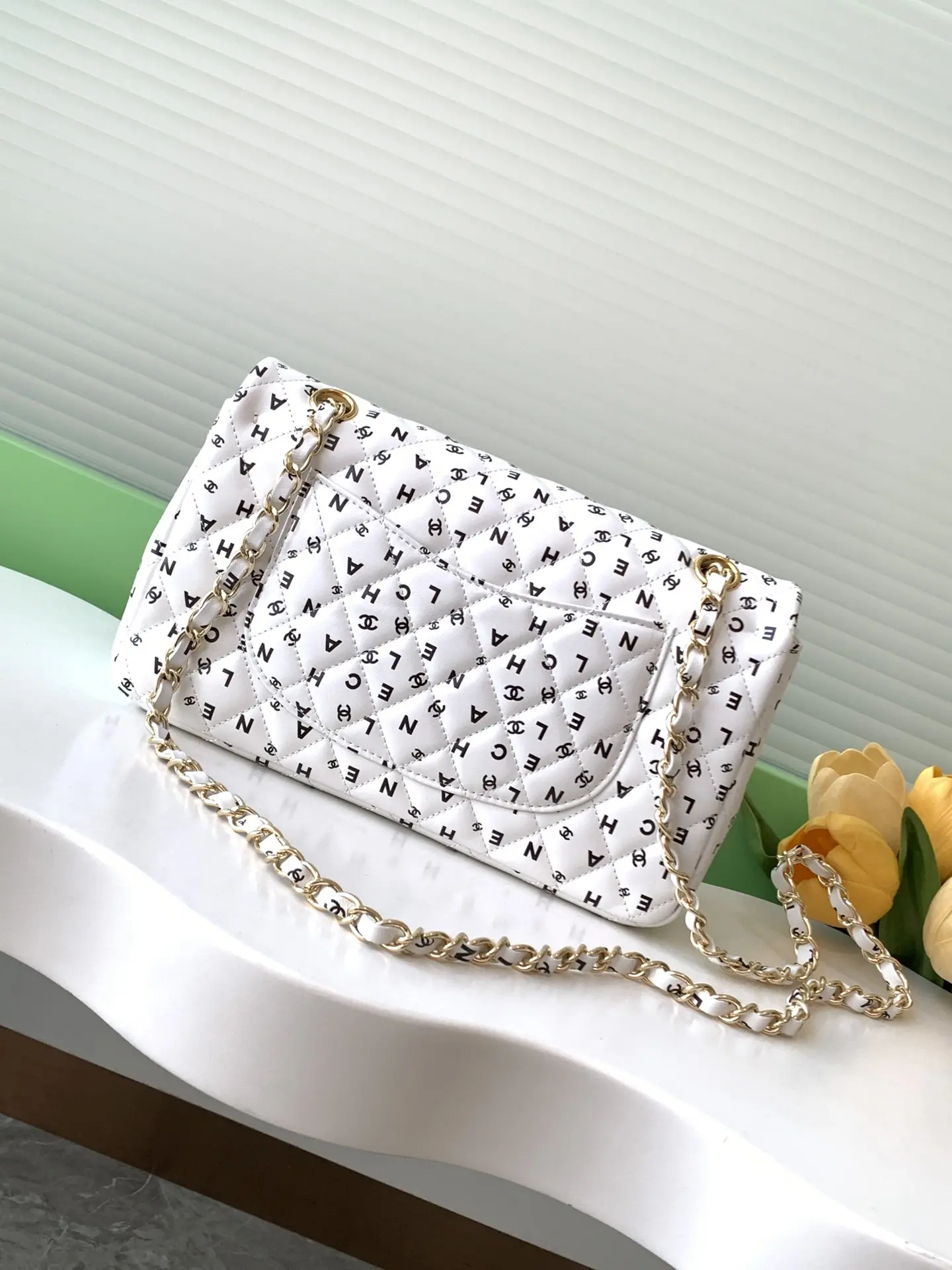 Picture [3]-CHANEL white letter print CF25 The more you look at the more exquisite wow! Unique print design and elegant shape is also too able to attract the attention of la ~ black bag surface full of printing with the unique monogram Create a fashionable and gorgeous effect Mimi and then with the gold embellishment is more durable la ~ like this luxury charm! Size 15.5-25.5-6.5 with packaging-high imitation bags