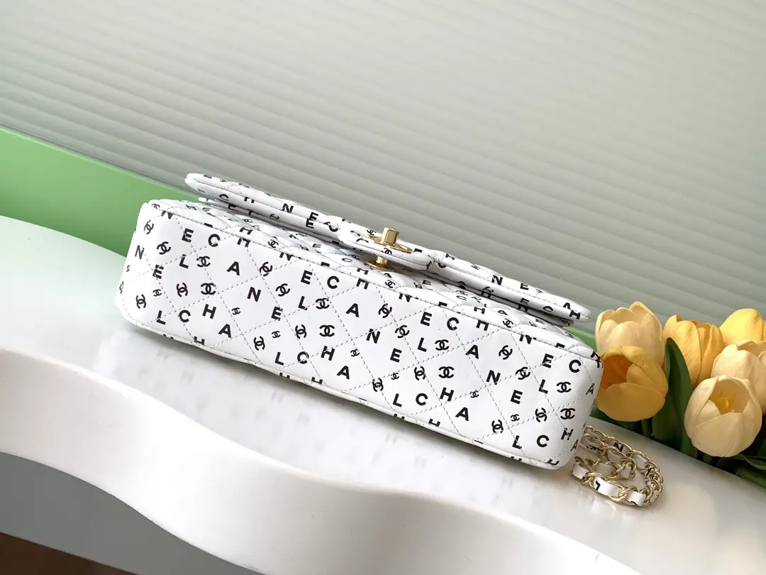 Picture [4]-CHANEL white letter print CF25 The more you look at the more exquisite wow! Unique print design and elegant shape is also too able to attract the attention of la ~ black bag surface full of printing with the unique monogram Create a fashionable and gorgeous effect Mimi and then with the gold embellishment is more durable la ~ like this luxury charm! Size 15.5-25.5-6.5 with packaging-high imitation bags