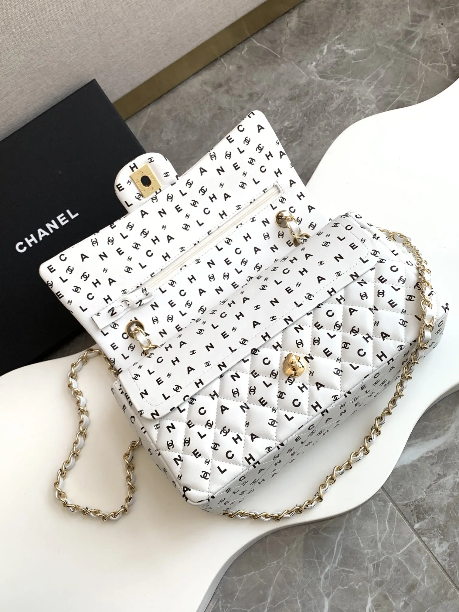 Picture [6]-CHANEL white letter print CF25 The more you look at the more exquisite wow! Unique print design and elegant shape is also too able to attract the attention of la ~ black bag surface full of printing with the unique monogram Create a fashionable and gorgeous effect Mimi and then with the gold embellishment more durable la ~ like this luxury charm! Size 15.5-25.5-6.5 with packaging-high imitation bags