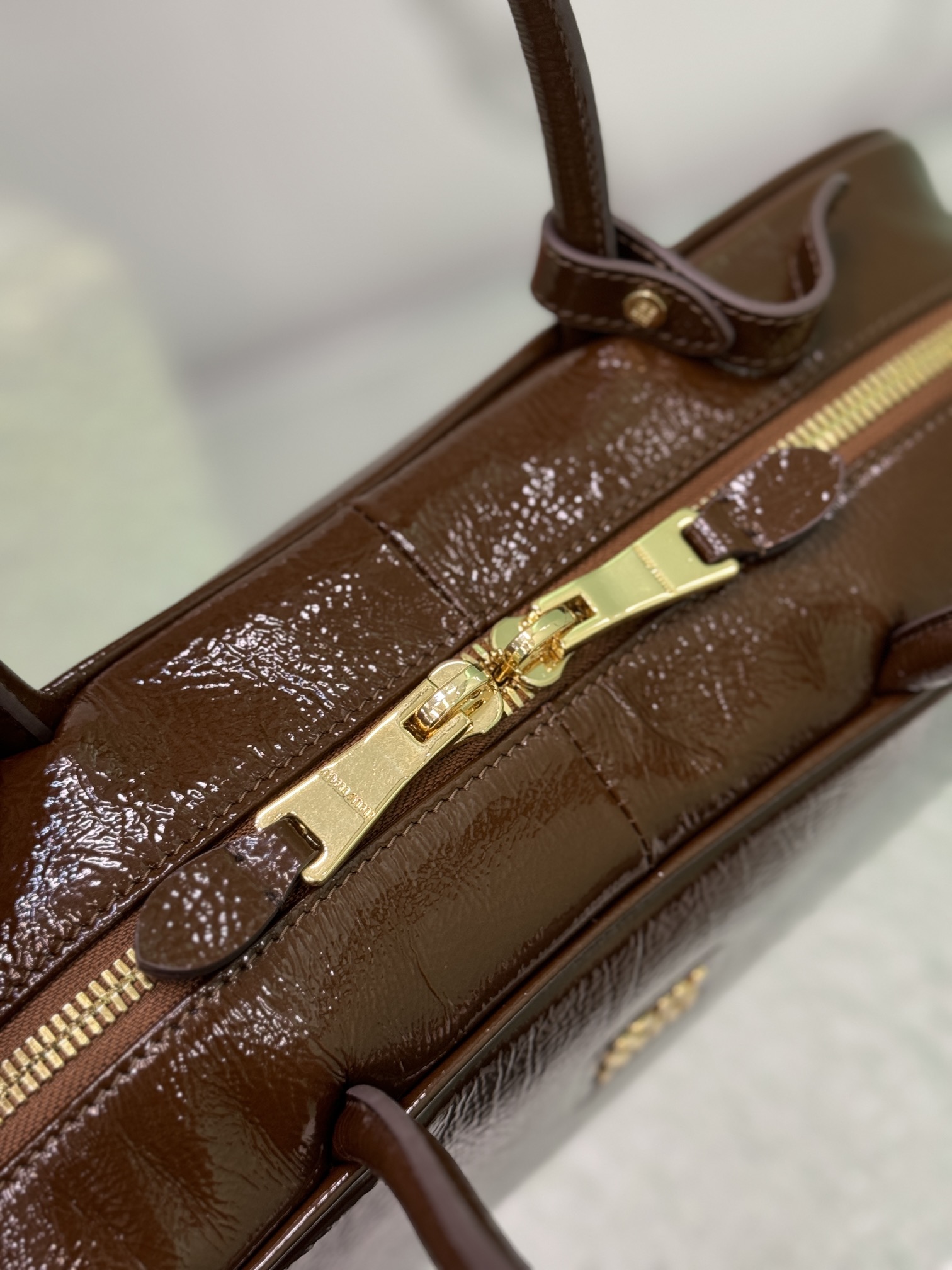P1800 MiuMiu new third generation patent leather briefcasePatent leather material is more practical and more resistant to manufacturing fall and winter adaptability super high fire out of the sky MiuMiu briefcase low-profile atmosphere Leather super soft atmosphere high-end upscale touch very comfortable very suitable for going out to bring more things to the needs of the closed eye into!Model No.: 5bb117 with packagingSize: 34 × 11 × 23cm