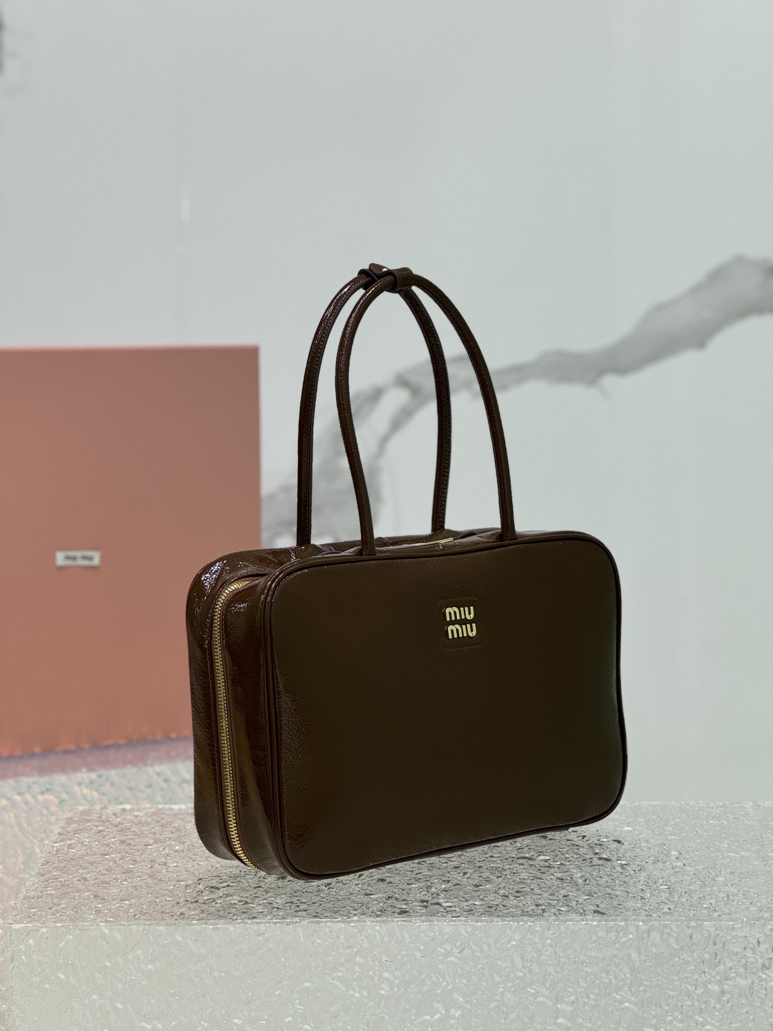 P1800 MiuMiu new third generation patent leather briefcasePatent leather material is more practical and more resistant to manufacturing fall and winter adaptability super high fire out of the sky MiuMiu briefcase low-profile atmosphere Leather super soft atmosphere high-end upscale touch very comfortable very suitable for going out to bring more things to the needs of the closed eye into!Model No.: 5bb117 with packagingSize: 34 × 11 × 23cm