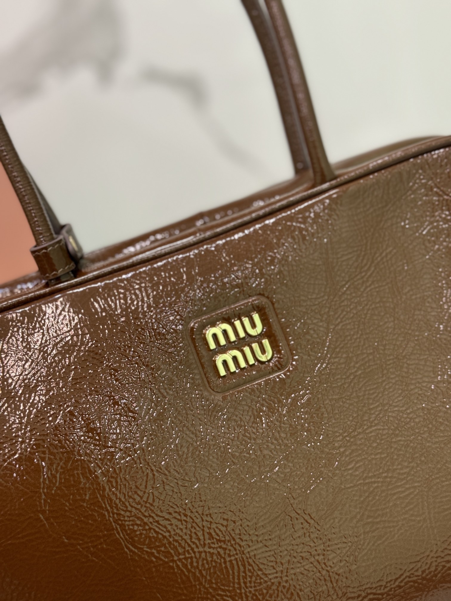 P1800 MiuMiu new third generation patent leather briefcasePatent leather material is more practical and more resistant to manufacturing fall and winter adaptability super high fire out of the sky MiuMiu briefcase low-profile atmosphere Leather super soft atmosphere high-end upscale touch very comfortable very suitable for going out to bring more things to the needs of the closed eye into!Model No.: 5bb117 with packagingSize: 34 × 11 × 23cm