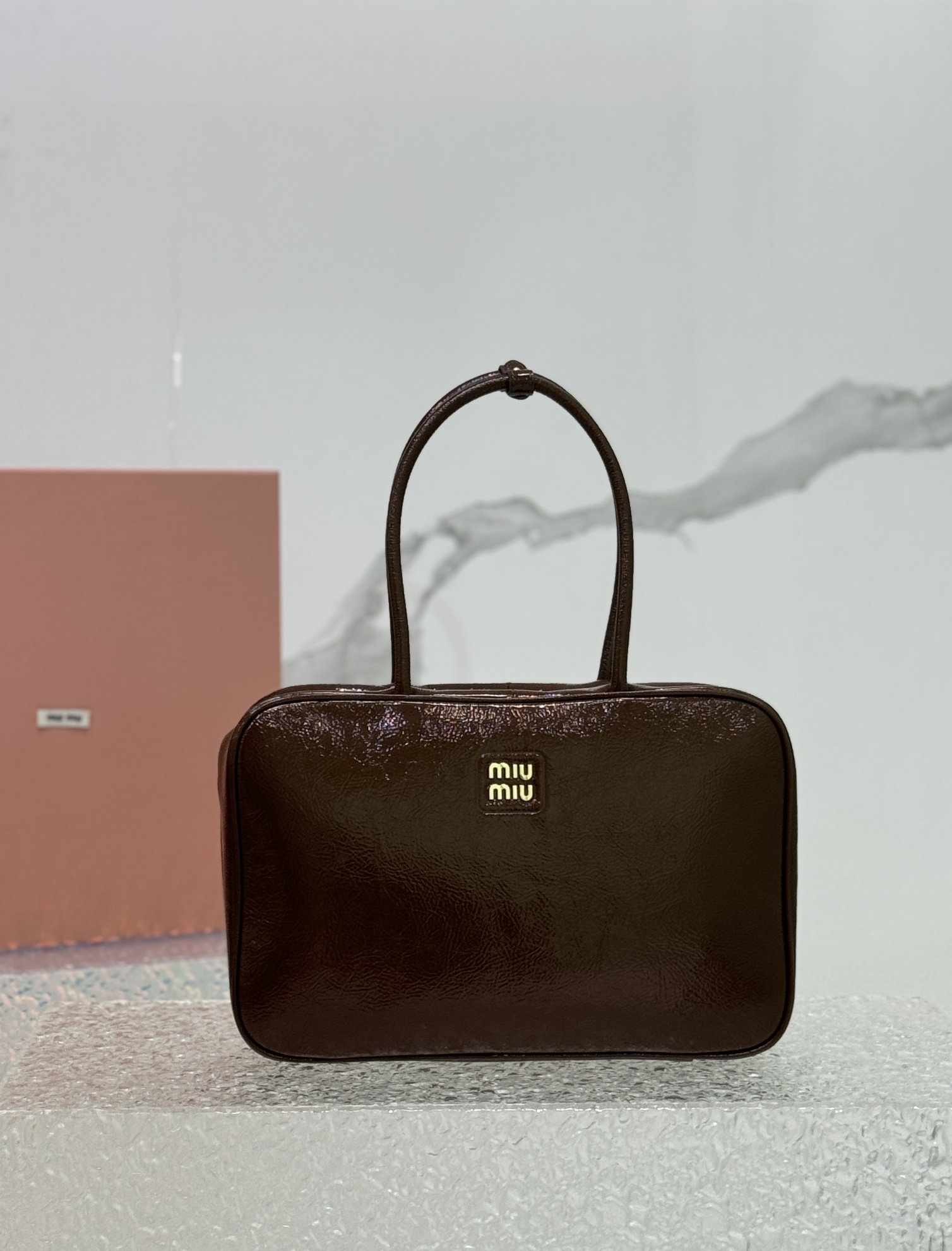 P1800 MiuMiu new third generation patent leather briefcasePatent leather material is more practical and more resistant to manufacturing fall and winter adaptability super high fire out of the sky MiuMiu briefcase low-profile atmosphere Leather super soft atmosphere high-end upscale touch very comfortable very suitable for going out to bring more things to the needs of the closed eye into!Model No.: 5bb117 with packagingSize: 34 × 11 × 23cm