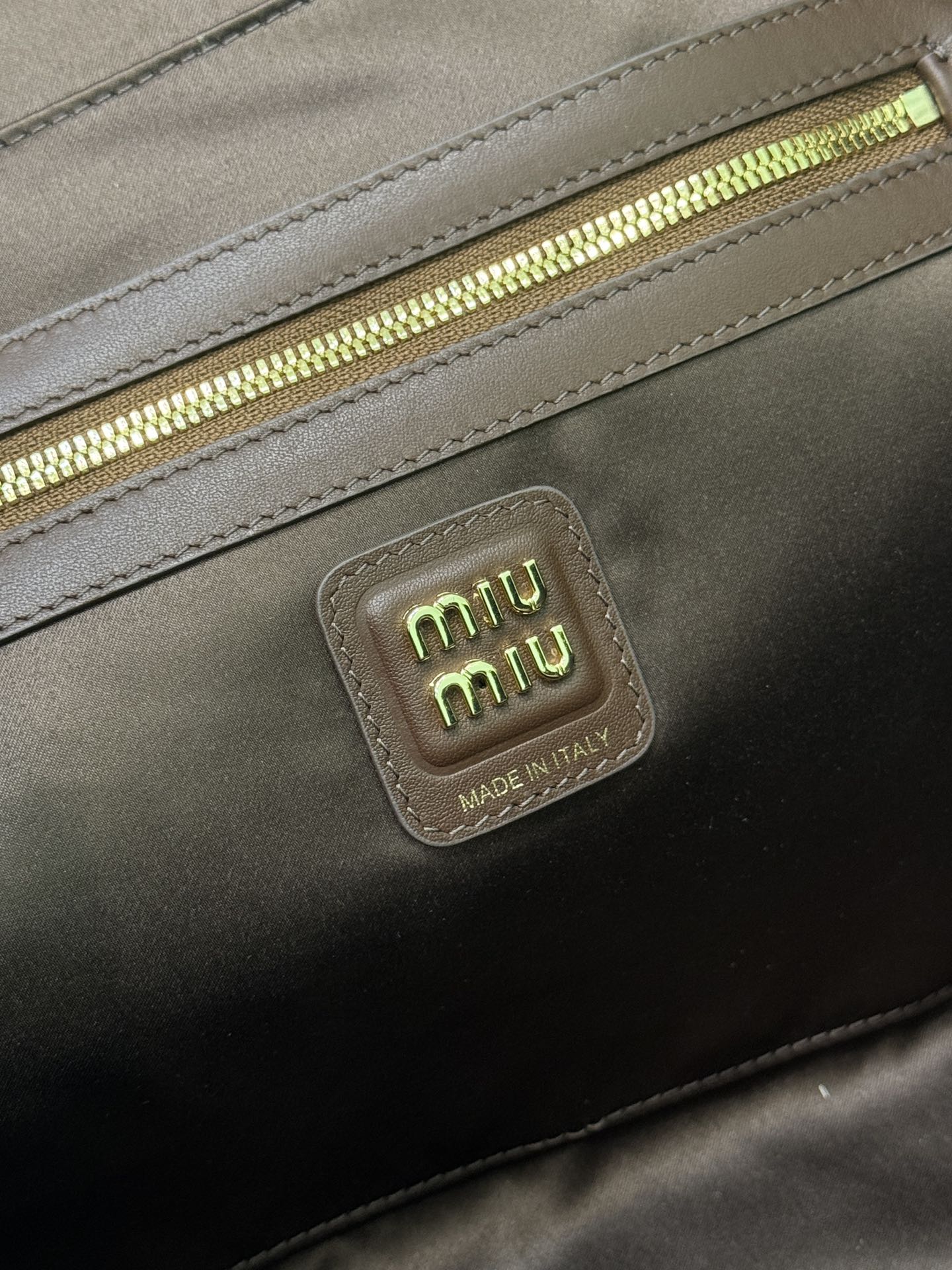 P1800 MiuMiu new third generation patent leather briefcasePatent leather material is more practical and more resistant to manufacturing fall and winter adaptability super high fire out of the sky MiuMiu briefcase low-profile atmosphere Leather super soft atmosphere high-end upscale touch very comfortable very suitable for going out to bring more things to the needs of the closed eye into!Model No.: 5bb117 with packagingSize: 34 × 11 × 23cm