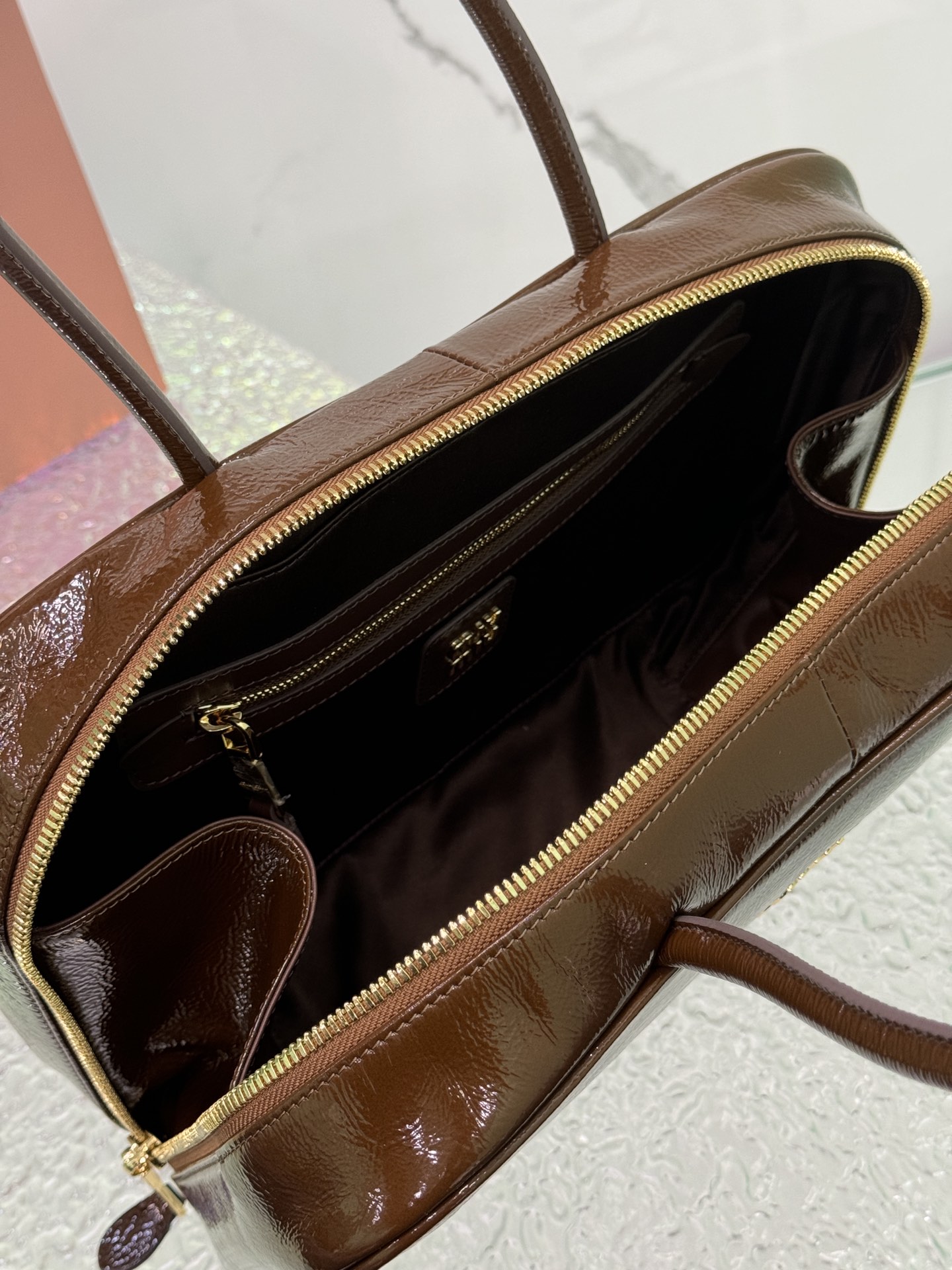 P1800 MiuMiu new third generation patent leather briefcasePatent leather material is more practical and more resistant to manufacturing fall and winter adaptability super high fire out of the sky MiuMiu briefcase low-profile atmosphere Leather super soft atmosphere high-end upscale touch very comfortable very suitable for going out to bring more things to the needs of the closed eye into!Model No.: 5bb117 with packagingSize: 34 × 11 × 23cm