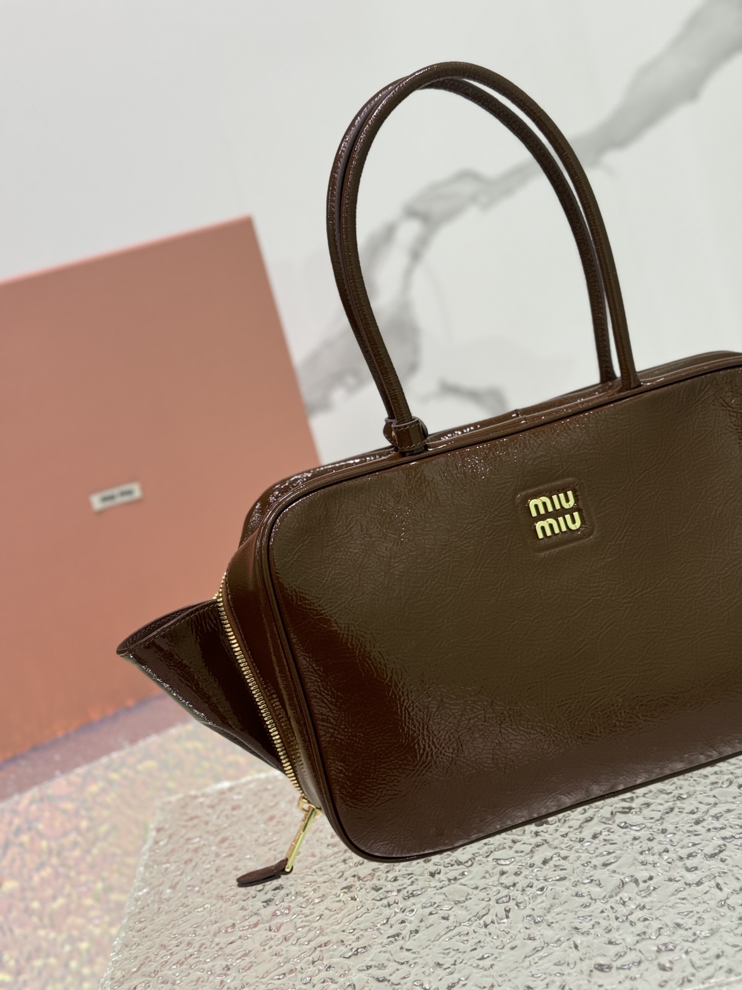 P1800 MiuMiu new third generation patent leather briefcasePatent leather material is more practical and more resistant to manufacturing fall and winter adaptability super high fire out of the sky MiuMiu briefcase low-profile atmosphere Leather super soft atmosphere high-end upscale touch very comfortable very suitable for going out to bring more things to the needs of the closed eye into!Model No.: 5bb117 with packagingSize: 34 × 11 × 23cm