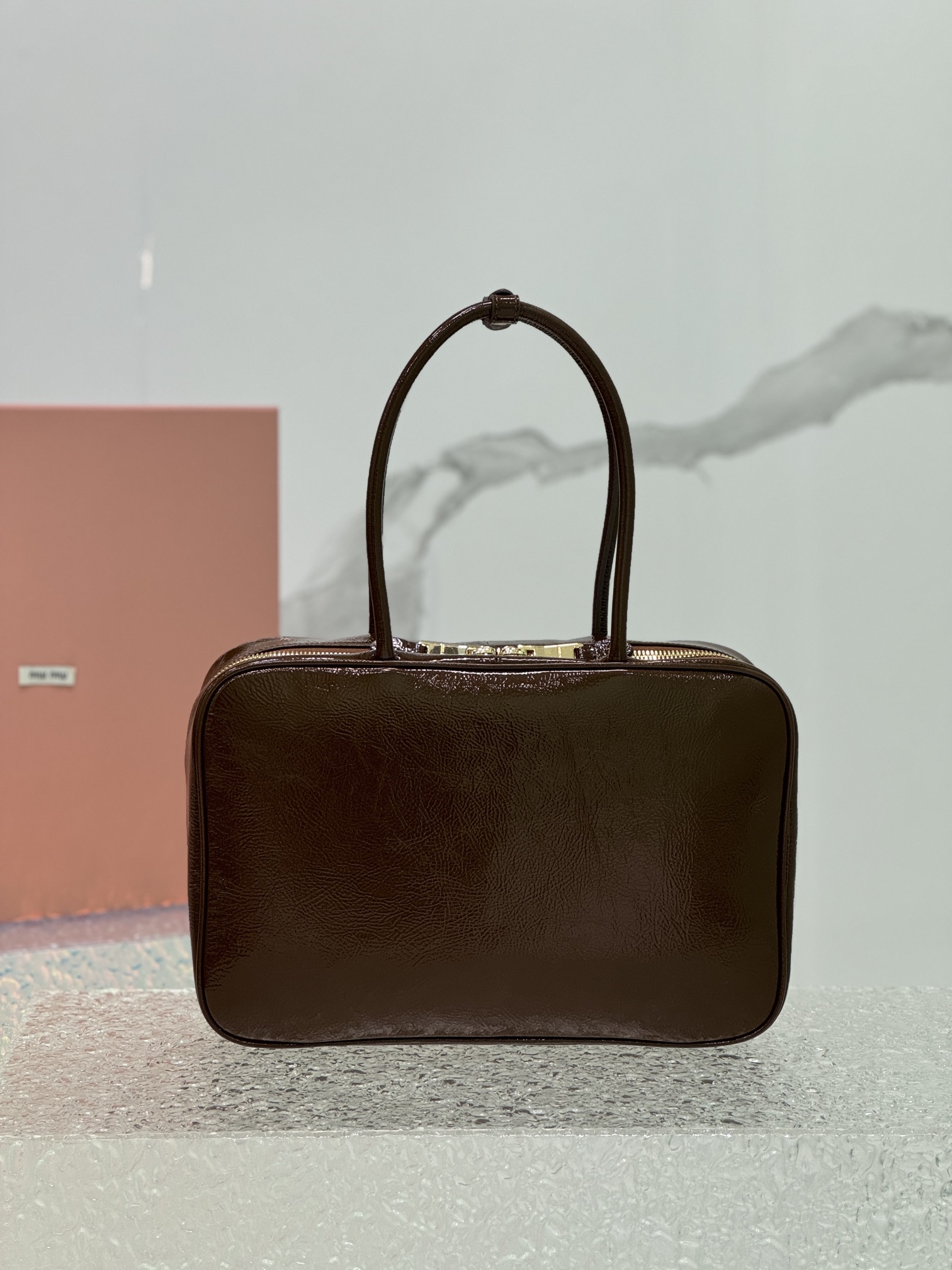 P1800 MiuMiu new third generation patent leather briefcasePatent leather material is more practical and more resistant to manufacturing fall and winter adaptability super high fire out of the sky MiuMiu briefcase low-profile atmosphere Leather super soft atmosphere high-end upscale touch very comfortable very suitable for going out to bring more things to the needs of the closed eye into!Model No.: 5bb117 with packagingSize: 34 × 11 × 23cm