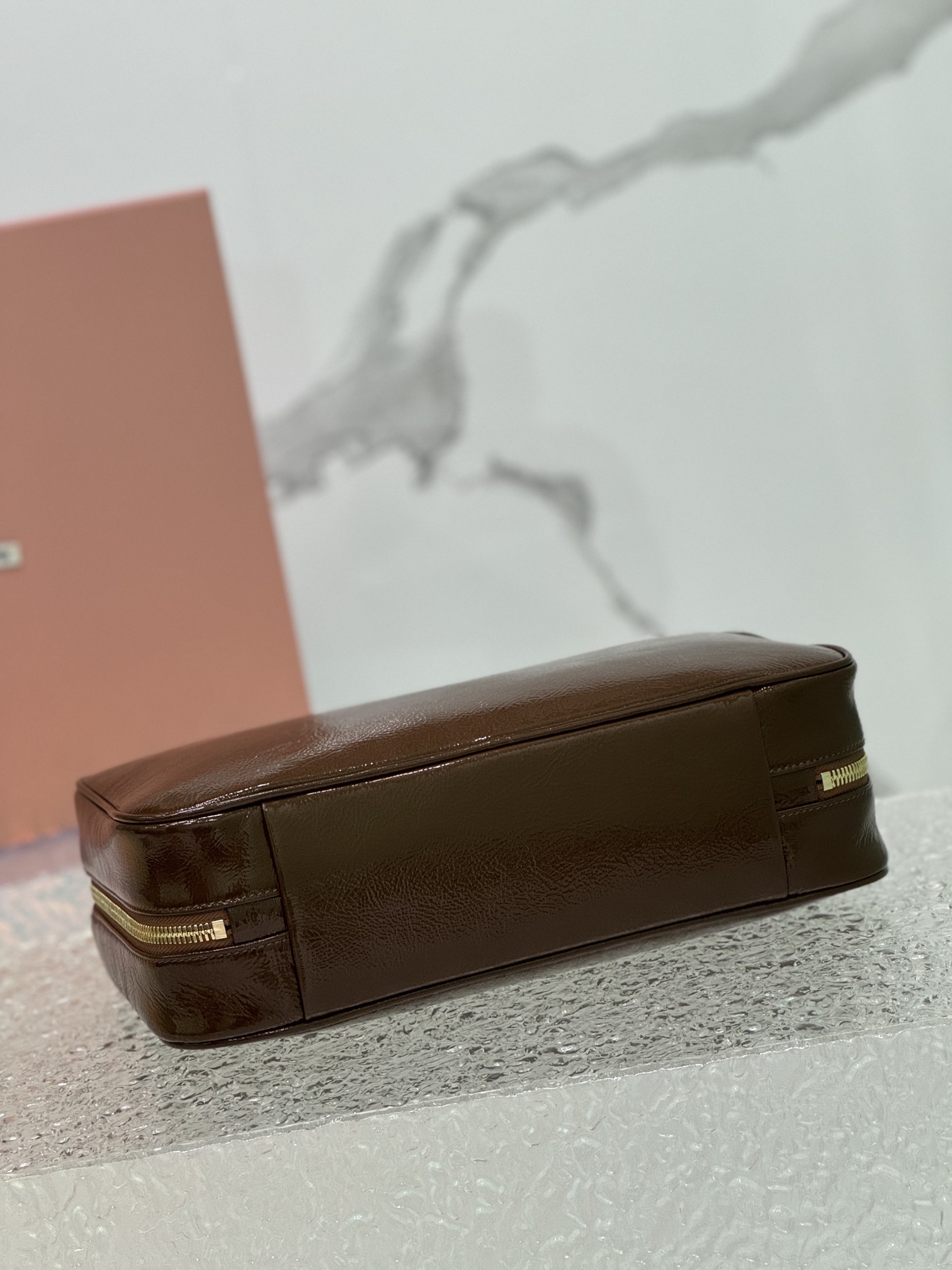 P1800 MiuMiu new third generation patent leather briefcasePatent leather material is more practical and more resistant to manufacturing fall and winter adaptability super high fire out of the sky MiuMiu briefcase low-profile atmosphere Leather super soft atmosphere high-end upscale touch very comfortable very suitable for going out to bring more things to the needs of the closed eye into!Model No.: 5bb117 with packagingSize: 34 × 11 × 23cm