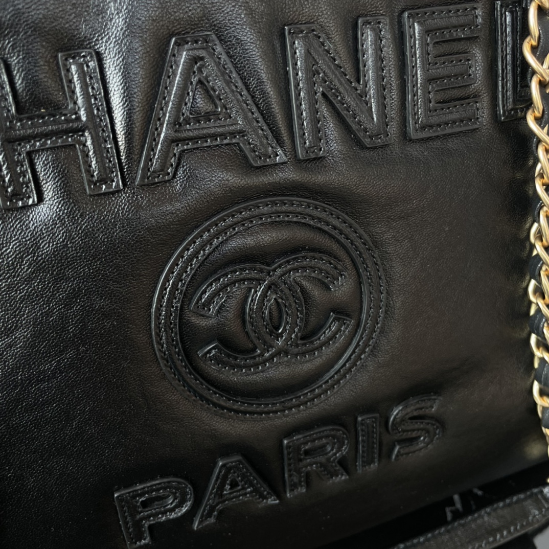 CHANEL 24K large travel shopping bag． Cowhide tweed series of original cowhide made large mommy bag super large capacity classic fashion versatile molten embossed LOGO with the past more times trend more beautiful quality is superb! This cloth bag to become a counter! Size: 38cm Model: 66941