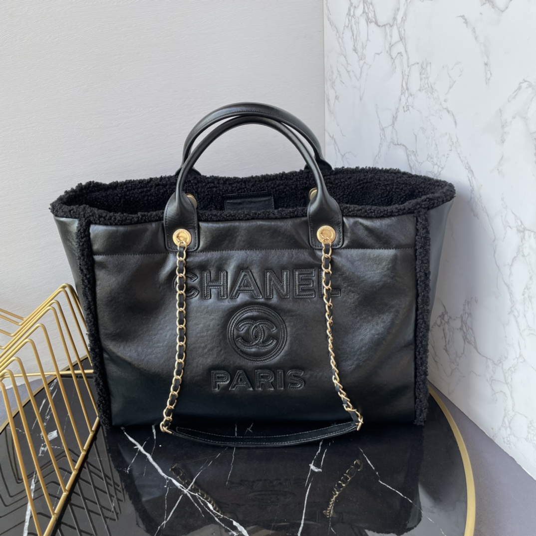 CHANEL 24K large travel shopping bag． Cowhide tweed series of original cowhide made large mommy bag super large capacity classic fashion versatile molten embossed LOGO with the past more times trend more beautiful quality is superb! This cloth bag to become a counter! Size: 38cm Model: 66941