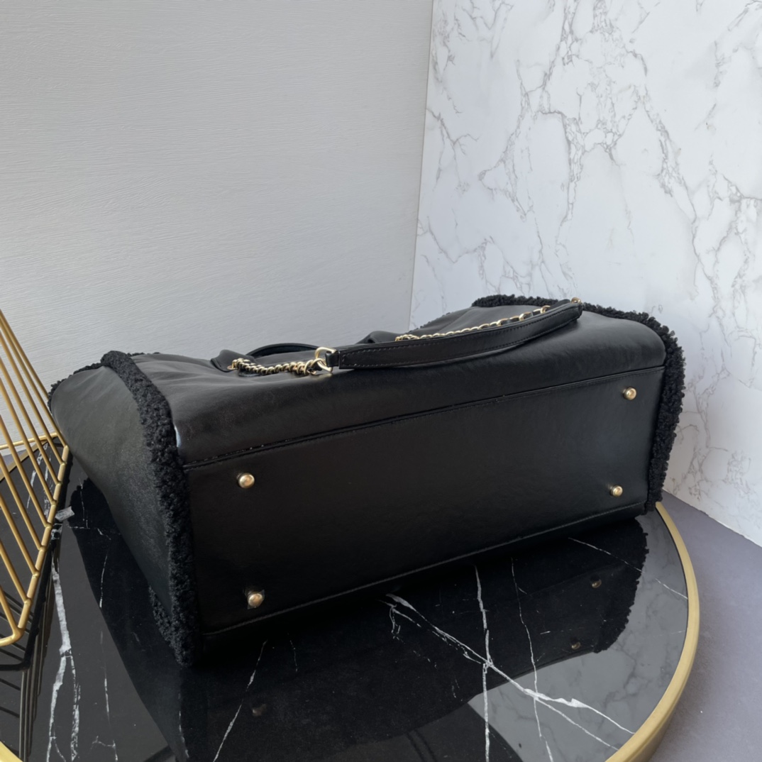 CHANEL 24K large travel shopping bag． Cowhide tweed series of original cowhide made large mommy bag super large capacity classic fashion versatile molten embossed LOGO with the past more times trend more beautiful quality is superb! This cloth bag to become a counter! Size: 38cm Model: 66941