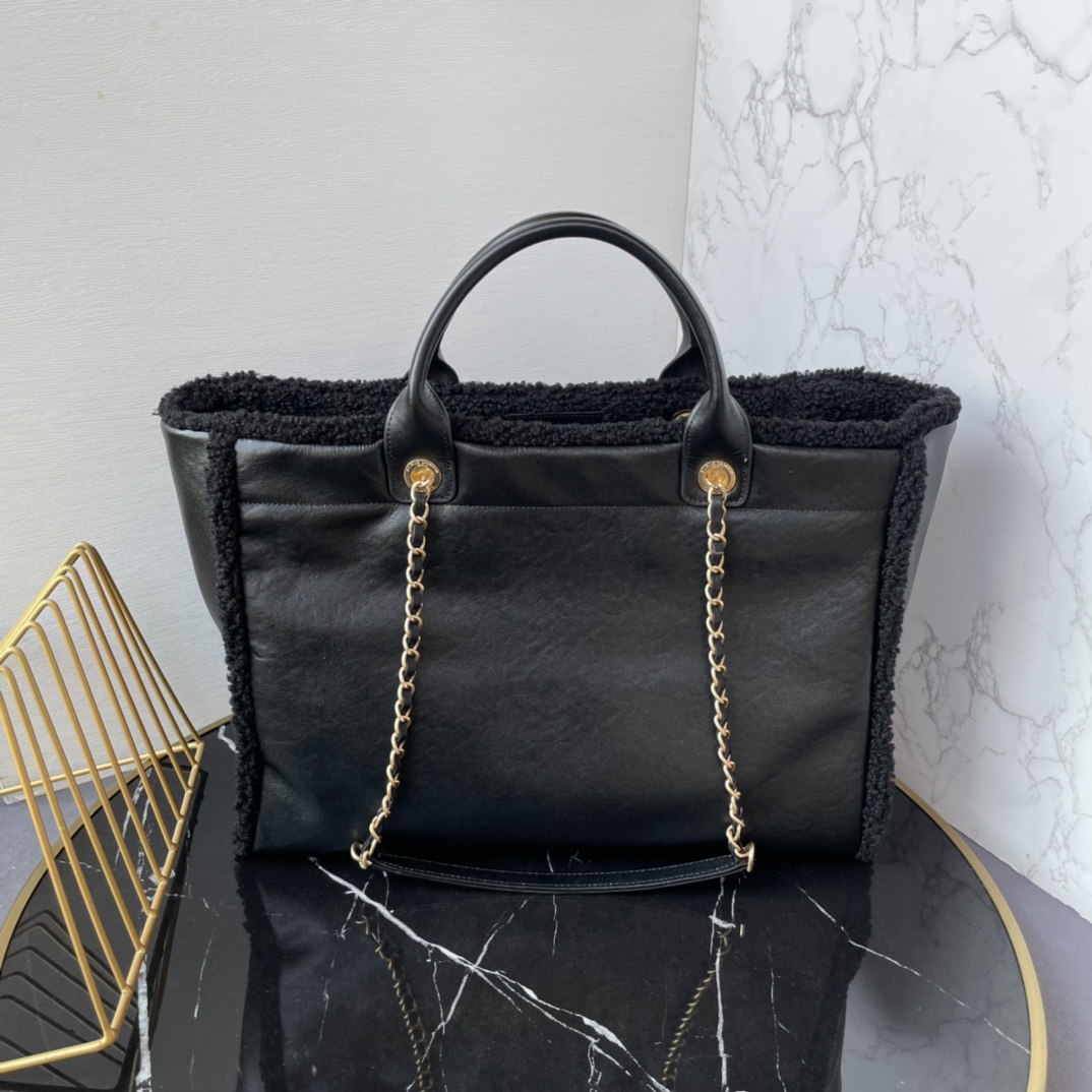 CHANEL 24K large travel shopping bag． Cowhide tweed series of original cowhide made large mommy bag super large capacity classic fashion versatile molten embossed LOGO with the past more times trend more beautiful quality is superb! This cloth bag to become a counter! Size: 38cm Model: 66941