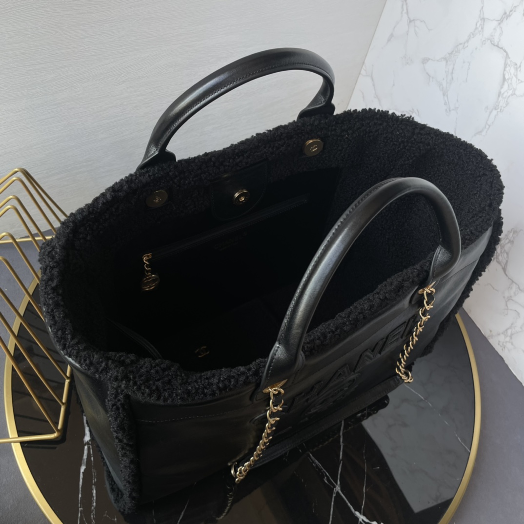 CHANEL 24K large travel shopping bag． Cowhide tweed series of original cowhide made large mommy bag super large capacity classic fashion versatile molten embossed LOGO with the past more times trend more beautiful quality is superb! This cloth bag to become a counter! Size: 38cm Model: 66941