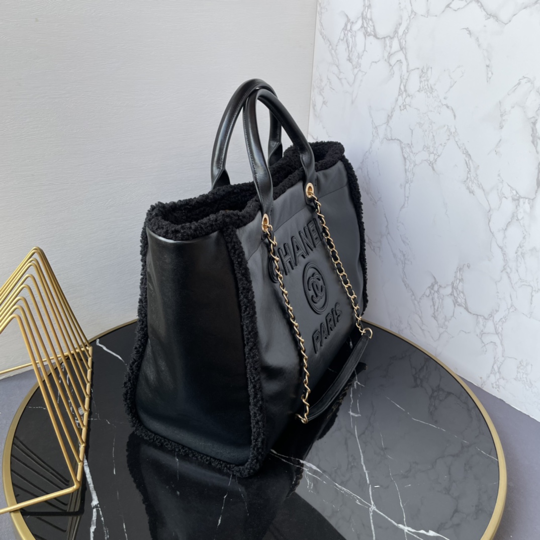 CHANEL 24K large travel shopping bag． Cowhide tweed series of original cowhide made large mommy bag super large capacity classic fashion versatile molten embossed LOGO with the past more times trend more beautiful quality is superb! This cloth bag to become a counter! Size: 38cm Model: 66941