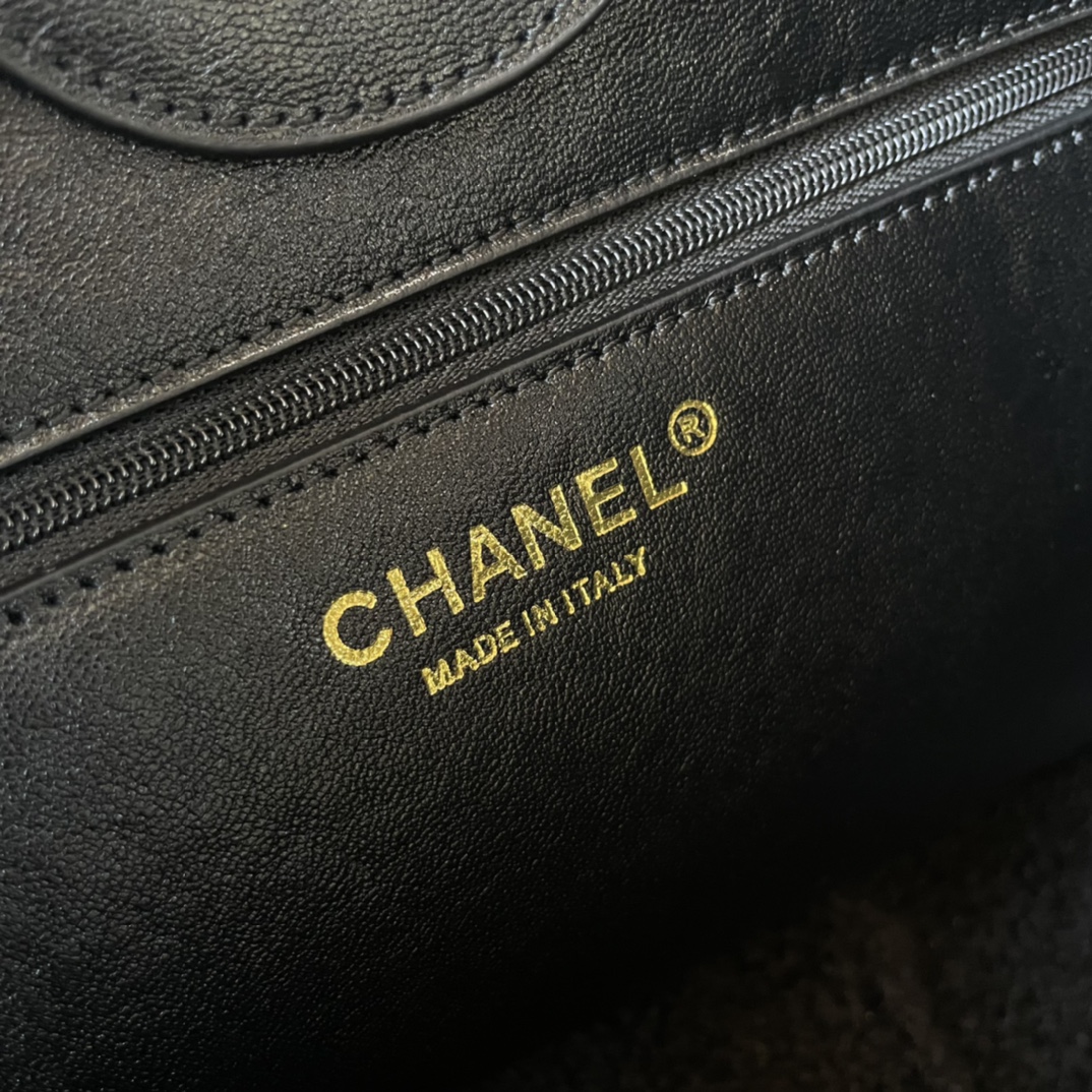 CHANEL 24K large travel shopping bag． Cowhide tweed series of original cowhide made large mommy bag super large capacity classic fashion versatile molten embossed LOGO with the past more times trend more beautiful quality is superb! This cloth bag to become a counter! Size: 38cm Model: 66941