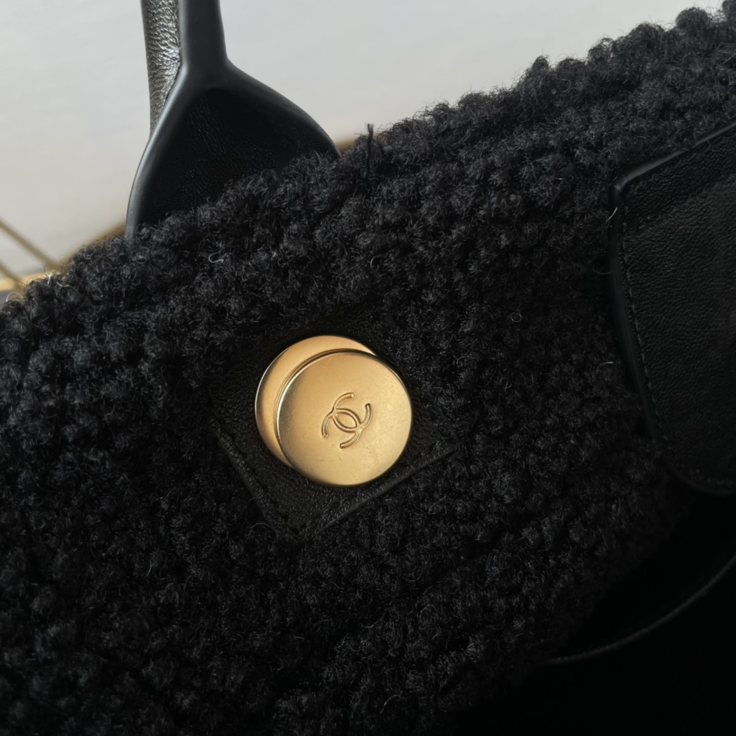 CHANEL 24K large travel shopping bag． Cowhide tweed series of original cowhide made large mommy bag super large capacity classic fashion versatile molten embossed LOGO with the past more times trend more beautiful quality is superb! This cloth bag to become a counter! Size: 38cm Model: 66941