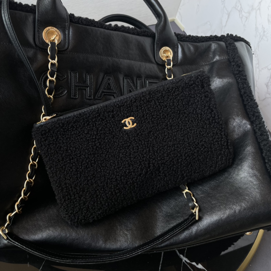 CHANEL 24K large travel shopping bag． Cowhide tweed series of original cowhide made large mommy bag super large capacity classic fashion versatile molten embossed LOGO with the past more times trend more beautiful quality is superb! This cloth bag to become a counter! Size: 38cm Model: 66941