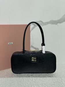 P1600 💋 Miu Bowling Heavy handmade with new oil wax patent leather material unique ice crackle leather surface bold and innovative design perfectly interprets the Miu eclectic style dashing casual and tolerant attitude towards life This bag is cool framing exquisite multi-functional design fusion of men's and women's elements casual lazy natural spontaneous full of personality new canvas lining fire all over the Internet is not for no reason all the major fashion wrestling celebrities love! Carry it on your backModel No.: 5bb148 Patent LeatherSize: 28X12X9cm