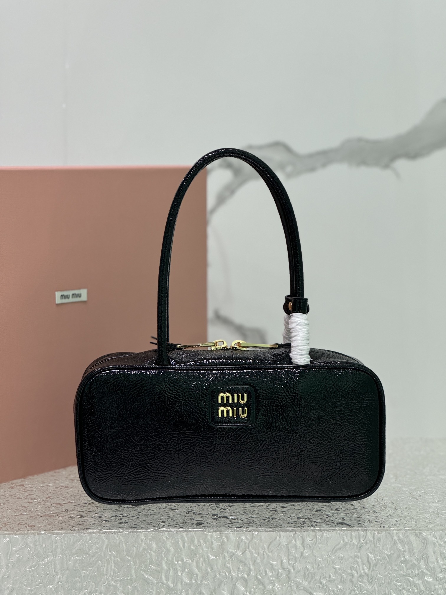 P1600 💋 Miu Bowling Heavy handmade with new oil wax patent leather material unique ice crackle leather surface bold and innovative design perfectly interprets the Miu eclectic style dashing casual and tolerant attitude towards life This bag is cool framing exquisite multi-functional design fusion of men's and women's elements casual lazy natural spontaneous full of personality new canvas lining fire all over the Internet is not for no reason all the major fashion wrestling celebrities love! Carry it on your backModel No.: 5bb148 Patent LeatherSize: 28X12X9cm