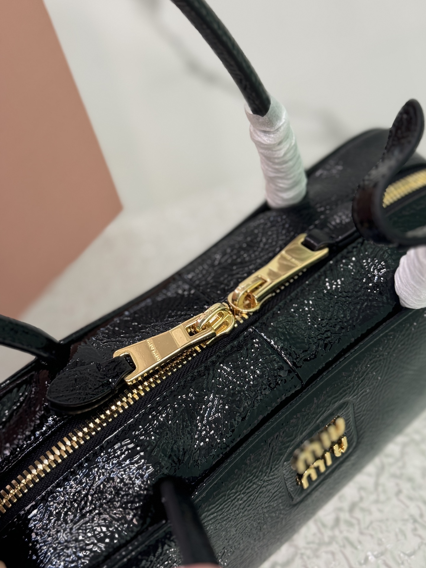 P1600 💋 Miu Bowling Heavy handmade with new oil wax patent leather material unique ice crackle leather surface bold and innovative design perfectly interprets the Miu eclectic style dashing casual and tolerant attitude towards life This bag is cool framing exquisite multi-functional design fusion of men's and women's elements casual lazy natural spontaneous full of personality new canvas lining fire all over the Internet is not for no reason all the major fashion wrestling celebrities love! Carry it on your backModel No.: 5bb148 Patent LeatherSize: 28X12X9cm