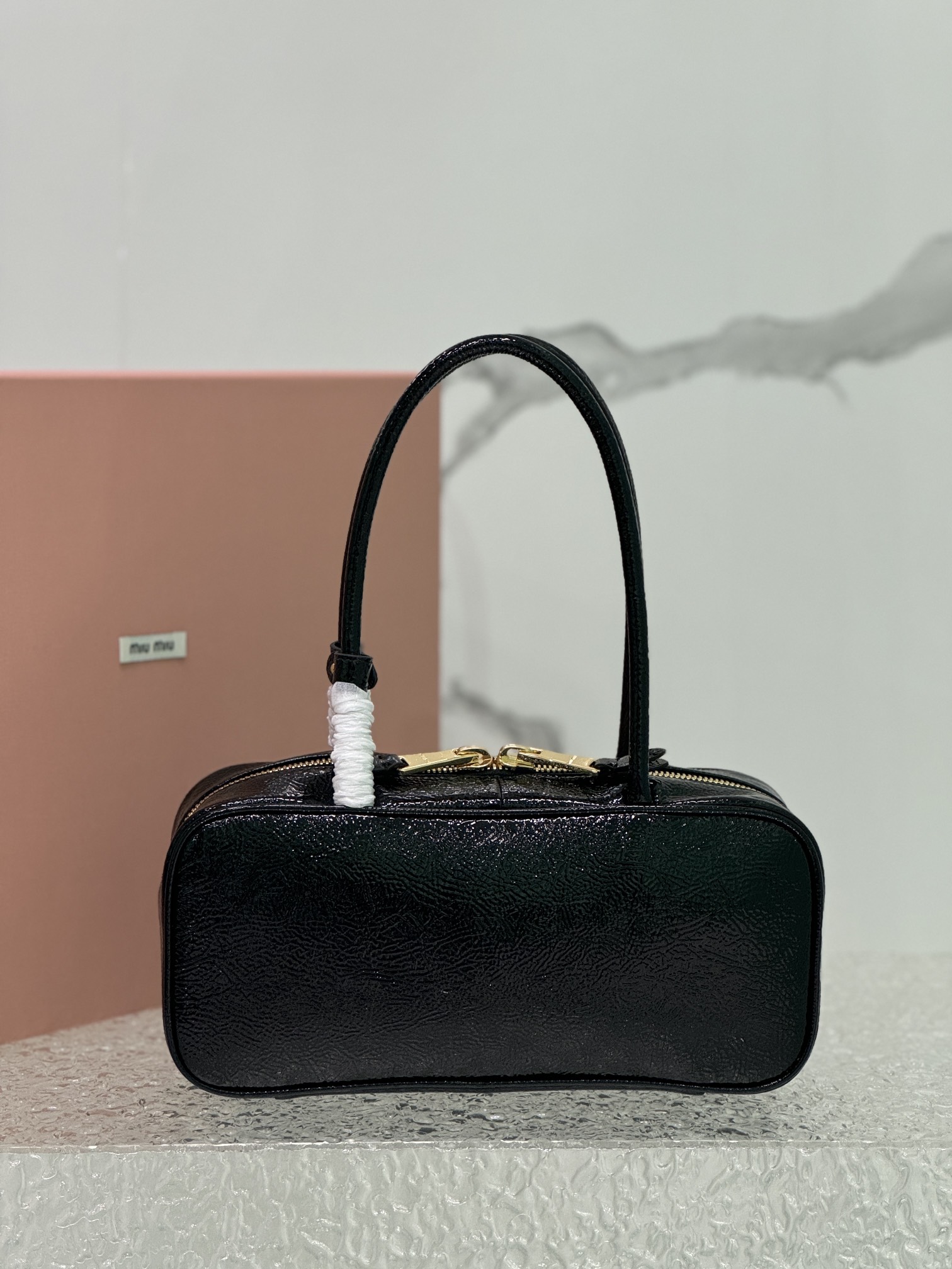 P1600 💋 Miu Bowling Heavy handmade with new oil wax patent leather material unique ice crackle leather surface bold and innovative design perfectly interprets the Miu eclectic style dashing casual and tolerant attitude towards life This bag is cool framing exquisite multi-functional design fusion of men's and women's elements casual lazy natural spontaneous full of personality new canvas lining fire all over the Internet is not for no reason all the major fashion wrestling celebrities love! Carry it on your backModel No.: 5bb148 Patent LeatherSize: 28X12X9cm
