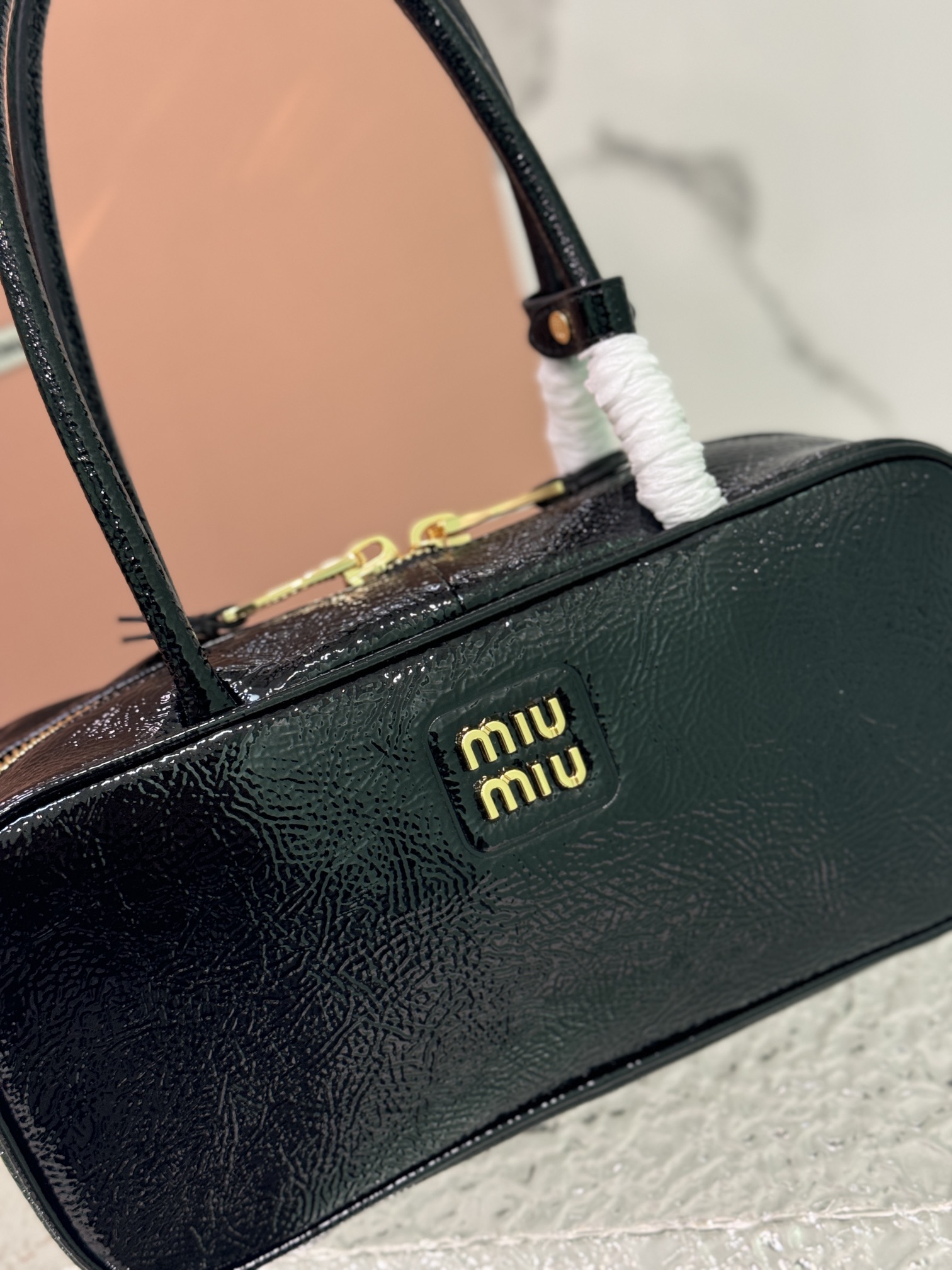 P1600 💋 Miu Bowling Heavy handmade with new oil wax patent leather material unique ice crackle leather surface bold and innovative design perfectly interprets the Miu eclectic style dashing casual and tolerant attitude towards life This bag is cool framing exquisite multi-functional design fusion of men's and women's elements casual lazy natural spontaneous full of personality new canvas lining fire all over the Internet is not for no reason all the major fashion wrestling celebrities love! Carry it on your backModel No.: 5bb148 Patent LeatherSize: 28X12X9cm