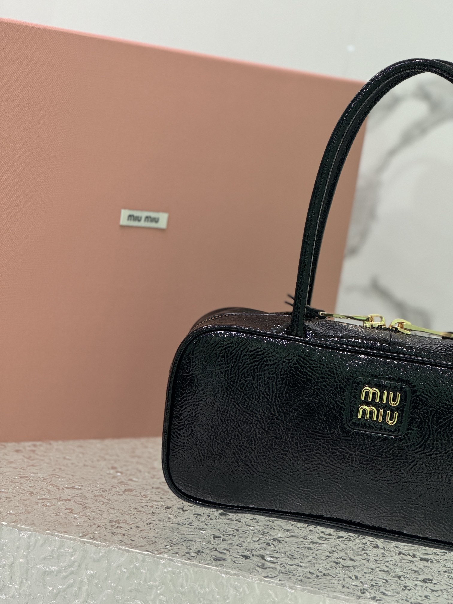 P1600 💋 Miu Bowling Heavy handmade with new oil wax patent leather material unique ice crackle leather surface bold and innovative design perfectly interprets the Miu eclectic style dashing casual and tolerant attitude towards life This bag is cool framing exquisite multi-functional design fusion of men's and women's elements casual lazy natural spontaneous full of personality new canvas lining fire all over the Internet is not for no reason all the major fashion wrestling celebrities love! Carry it on your backModel No.: 5bb148 Patent LeatherSize: 28X12X9cm