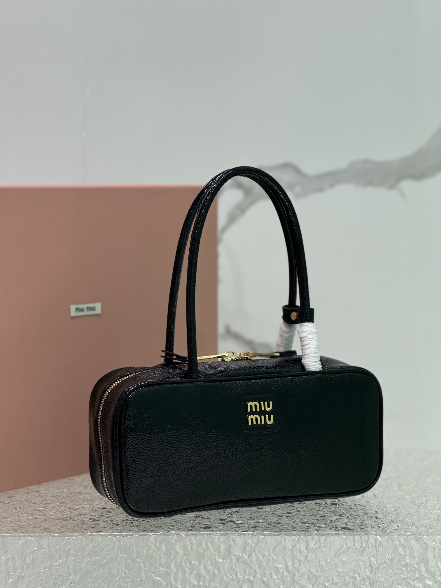 P1600 💋 Miu Bowling Heavy handmade with new oil wax patent leather material unique ice crackle leather surface bold and innovative design perfectly interprets the Miu eclectic style dashing casual and tolerant attitude towards life This bag is cool framing exquisite multi-functional design fusion of men's and women's elements casual lazy natural spontaneous full of personality new canvas lining fire all over the Internet is not for no reason all the major fashion wrestling celebrities love! Carry it on your backModel No.: 5bb148 Patent LeatherSize: 28X12X9cm