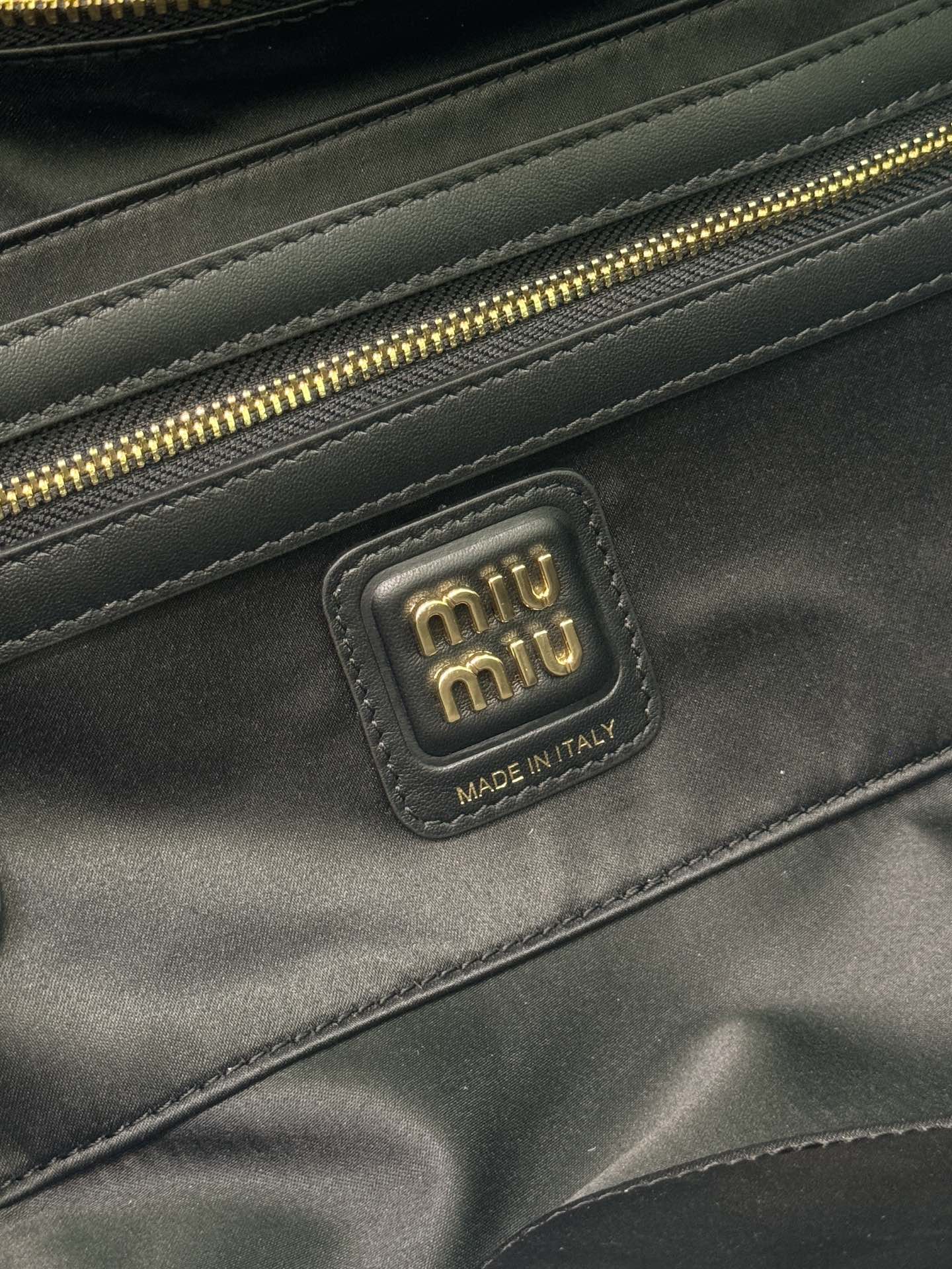 P1600 💋 Miu Bowling Heavy handmade with new oil wax patent leather material unique ice crackle leather surface bold and innovative design perfectly interprets the Miu eclectic style dashing casual and tolerant attitude towards life This bag is cool framing exquisite multi-functional design fusion of men's and women's elements casual lazy natural spontaneous full of personality new canvas lining fire all over the Internet is not for no reason all the major fashion wrestling celebrities love! Carry it on your backModel No.: 5bb148 Patent LeatherSize: 28X12X9cm
