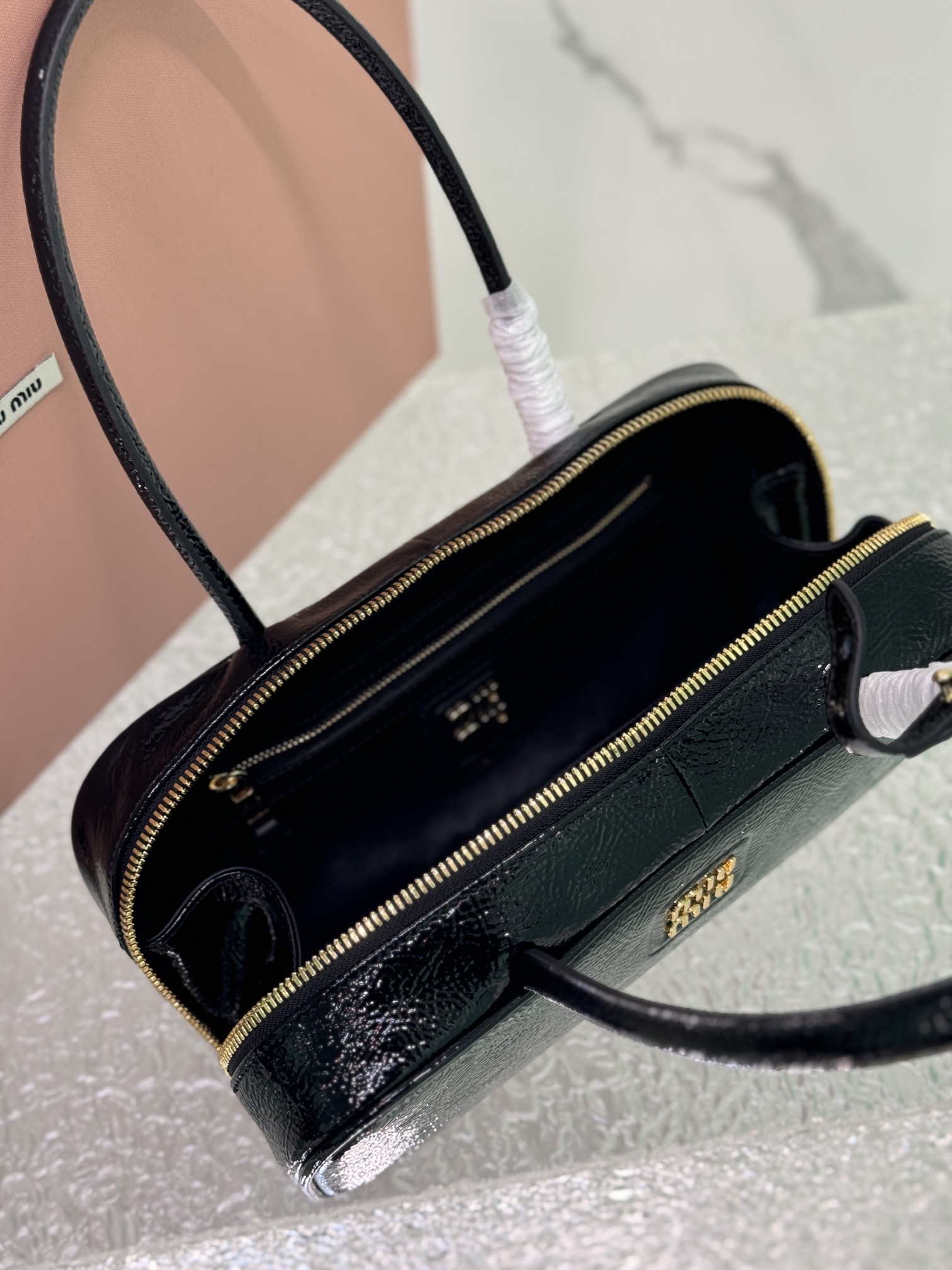 P1600 💋 Miu Bowling Heavy handmade with new oil wax patent leather material unique ice crackle leather surface bold and innovative design perfectly interprets the Miu eclectic style dashing casual and tolerant attitude towards life This bag is cool framing exquisite multi-functional design fusion of men's and women's elements casual lazy natural spontaneous full of personality new canvas lining fire all over the Internet is not for no reason all the major fashion wrestling celebrities love! Carry it on your backModel No.: 5bb148 Patent LeatherSize: 28X12X9cm