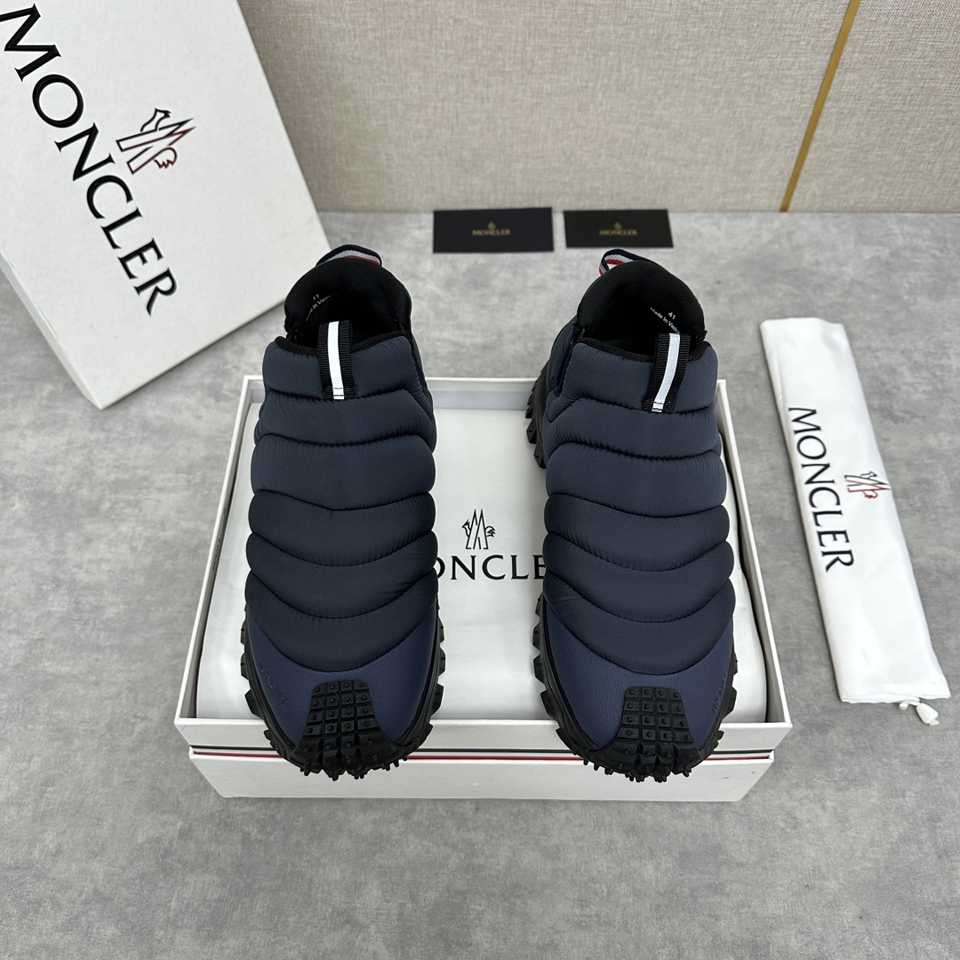 Moncler   蒙口     Trailgrip Après男士运动鞋         此款套穿式运动鞋的灵感源自品牌DNA加衬元素源自经典外套的设计 采用功能性织物面料制成 橡胶鞋底使运动鞋适应任何地形    为鞋履赋予出色抓地力  具有舒适防滑性能 Trailgrip运动鞋专为在户外运动时常伴左右而设计提供舒适与稳定性易于清洗的 OrthoLite®鞋垫增强了鞋履的通透性并提供缓冲轻盈灵活配备EVA中底倍添灵活性与轻盈性中底和鞋底面之间含碳纤维  增强缓冲和回弹力  TPU尾翼鞋底高性能Vibram® Megagrip复合橡胶鞋底与鞋底面适用于任何地形设有鞋底面   鞋底高度约4.5厘米     Trailgrip男士运动鞋适用于跑步、徒步和户外漫步舒适性能进一步升级为您提供保护和轻盈的穿着体验 配原盒包装+防尘袋发售！ 四色可选！

标准皮鞋码数：39～44#     （38.45🉑定做）  P¥840-高仿包包