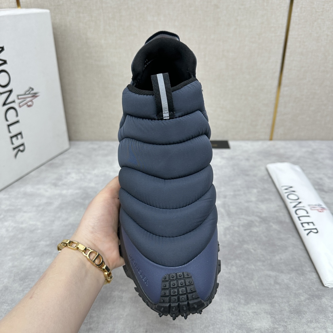 图片[7]-Moncler   蒙口     Trailgrip Après男士运动鞋         此款套穿式运动鞋的灵感源自品牌DNA加衬元素源自经典外套的设计 采用功能性织物面料制成 橡胶鞋底使运动鞋适应任何地形    为鞋履赋予出色抓地力  具有舒适防滑性能 Trailgrip运动鞋专为在户外运动时常伴左右而设计提供舒适与稳定性易于清洗的 OrthoLite®鞋垫增强了鞋履的通透性并提供缓冲轻盈灵活配备EVA中底倍添灵活性与轻盈性中底和鞋底面之间含碳纤维  增强缓冲和回弹力  TPU尾翼鞋底高性能Vibram® Megagrip复合橡胶鞋底与鞋底面适用于任何地形设有鞋底面   鞋底高度约4.5厘米     Trailgrip男士运动鞋适用于跑步、徒步和户外漫步舒适性能进一步升级为您提供保护和轻盈的穿着体验 配原盒包装+防尘袋发售！ 四色可选！

标准皮鞋码数：39～44#     （38.45🉑定做）  P¥840-高仿包包