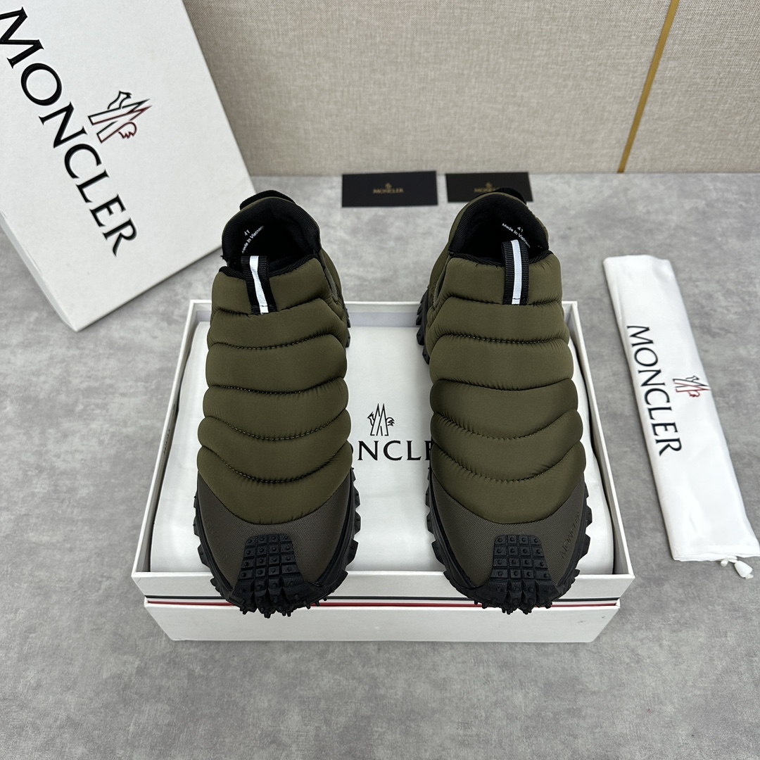Moncler 此款套穿式运动鞋的灵感源自品牌DNA加衬元素源自经典外套的设计 采用功能性织物面料制成 橡胶鞋底使运动鞋适应任何地形    为鞋履赋予出色抓地力  具有舒适防滑性能 Trailgrip运动鞋专为在户外运动时常伴左右而设计提供舒适与稳定性易于清洗的 OrthoLite®鞋垫增强了鞋履的通透性并提供缓冲轻盈灵活配备EVA中底倍添灵活性与轻盈性中底和鞋底面之间含碳纤维  增强缓冲和回弹力  TPU尾翼鞋底高性能Vibram® Megagrip复合橡胶鞋底与鞋底面适用于任何地形设有鞋底面   鞋底高度约4.5厘米     Trailgrip男士运动鞋适用于跑步、徒步和户外漫步舒适性能进一步升级为您提供保护和轻盈的穿着体验 配原盒包装+防尘袋发售！ 四色可选！标准皮鞋码数：39～44#     （38.45🉑定做）  P¥840-高仿包包