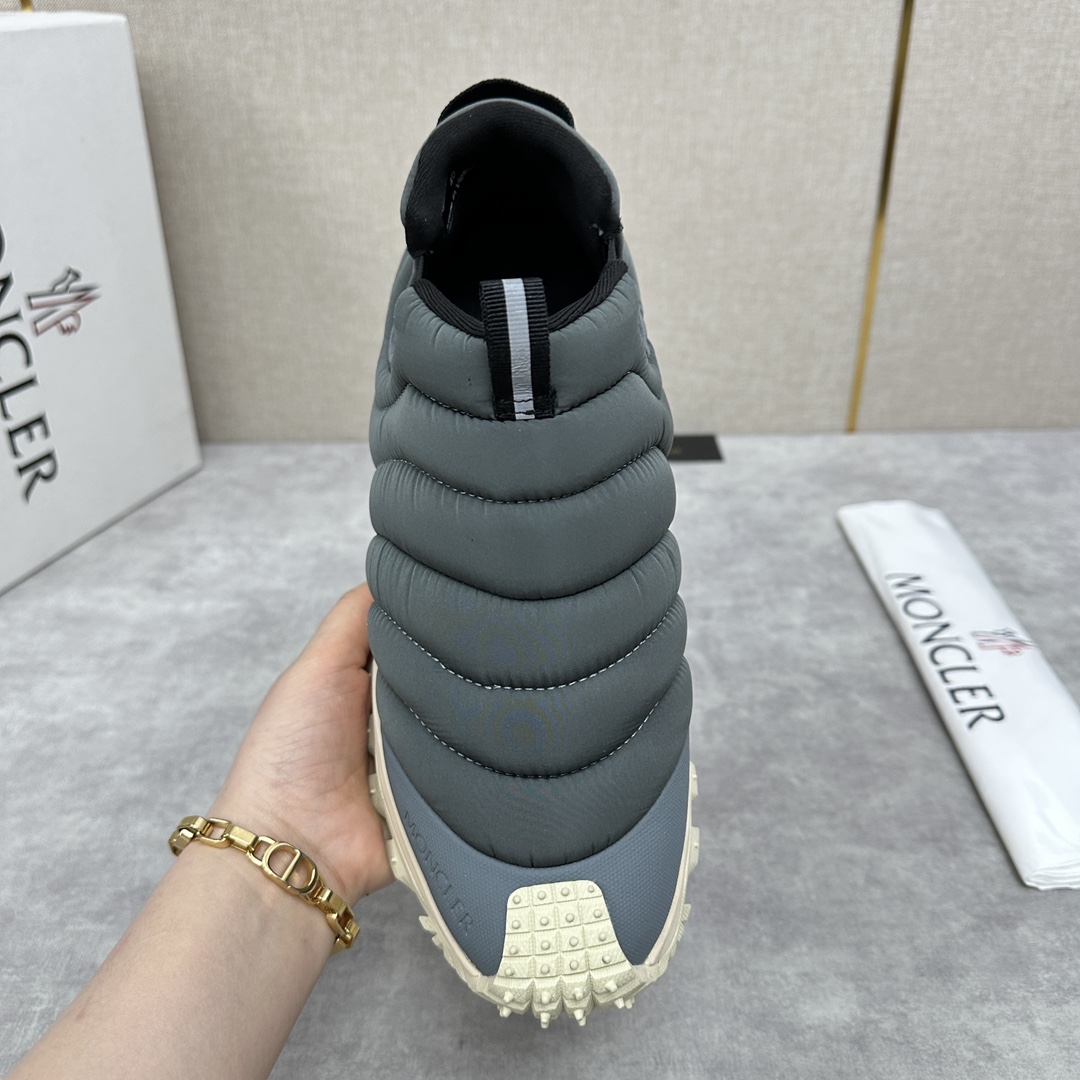 图片[7]-Moncler   蒙口     Trailgrip Après男士运动鞋         此款套穿式运动鞋的灵感源自品牌DNA加衬元素源自经典外套的设计 采用功能性织物面料制成 橡胶鞋底使运动鞋适应任何地形    为鞋履赋予出色抓地力  具有舒适防滑性能 Trailgrip运动鞋专为在户外运动时常伴左右而设计提供舒适与稳定性易于清洗的 OrthoLite®鞋垫增强了鞋履的通透性并提供缓冲轻盈灵活配备EVA中底倍添灵活性与轻盈性中底和鞋底面之间含碳纤维  增强缓冲和回弹力  TPU尾翼鞋底高性能Vibram® Megagrip复合橡胶鞋底与鞋底面适用于任何地形设有鞋底面   鞋底高度约4.5厘米     Trailgrip男士运动鞋适用于跑步、徒步和户外漫步舒适性能进一步升级为您提供保护和轻盈的穿着体验 配原盒包装+防尘袋发售！ 四色可选！标准皮鞋码数：39～44#     （38.45🉑定做）  P¥840-高仿包包