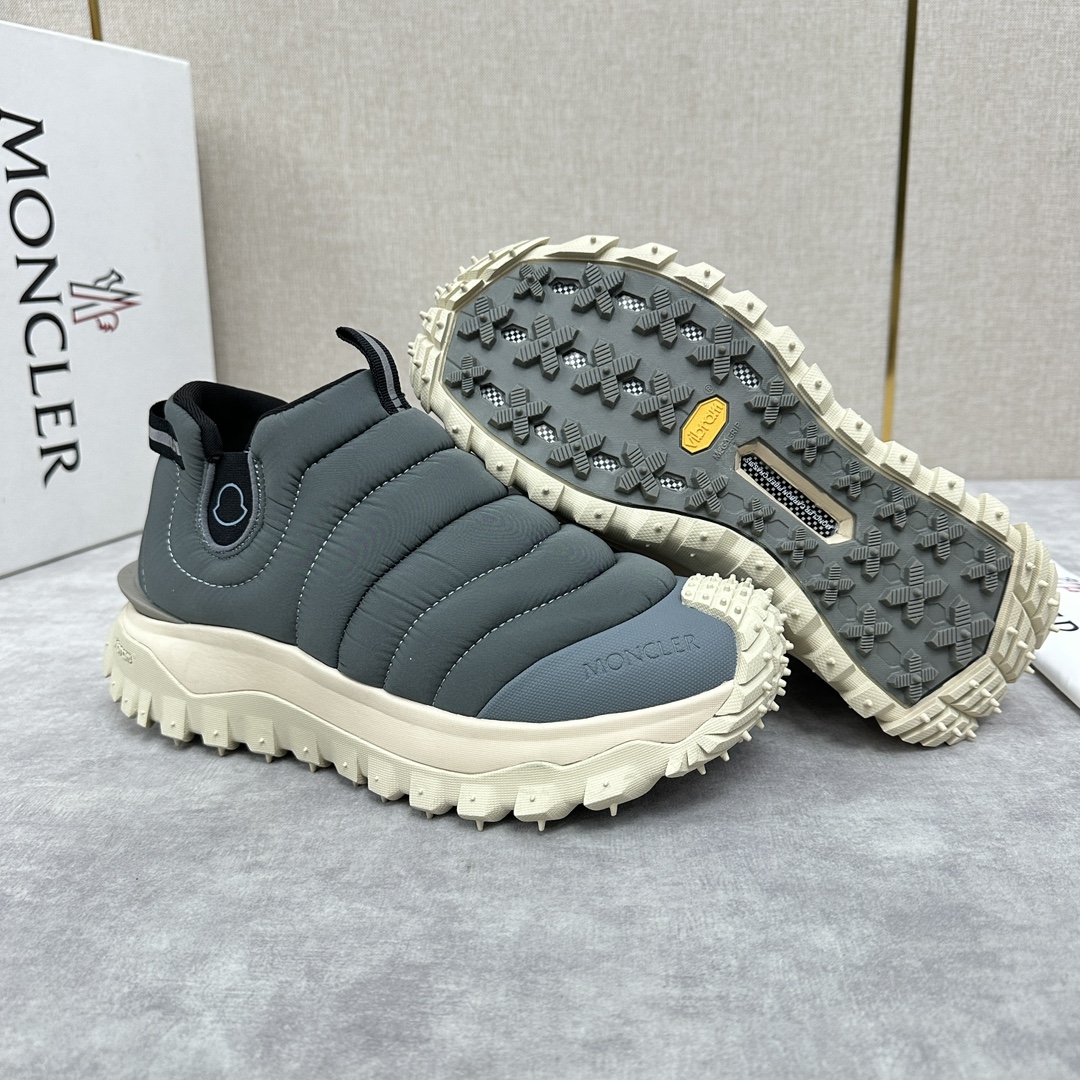 图片[5]-Moncler   蒙口     Trailgrip Après男士运动鞋         此款套穿式运动鞋的灵感源自品牌DNA加衬元素源自经典外套的设计 采用功能性织物面料制成 橡胶鞋底使运动鞋适应任何地形    为鞋履赋予出色抓地力  具有舒适防滑性能 Trailgrip运动鞋专为在户外运动时常伴左右而设计提供舒适与稳定性易于清洗的 OrthoLite®鞋垫增强了鞋履的通透性并提供缓冲轻盈灵活配备EVA中底倍添灵活性与轻盈性中底和鞋底面之间含碳纤维  增强缓冲和回弹力  TPU尾翼鞋底高性能Vibram® Megagrip复合橡胶鞋底与鞋底面适用于任何地形设有鞋底面   鞋底高度约4.5厘米     Trailgrip男士运动鞋适用于跑步、徒步和户外漫步舒适性能进一步升级为您提供保护和轻盈的穿着体验 配原盒包装+防尘袋发售！ 四色可选！标准皮鞋码数：39～44#     （38.45🉑定做）  P¥840-高仿包包