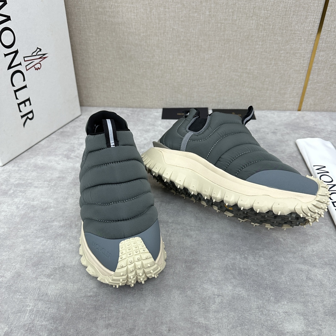 图片[4]-Moncler   蒙口     Trailgrip Après男士运动鞋         此款套穿式运动鞋的灵感源自品牌DNA加衬元素源自经典外套的设计 采用功能性织物面料制成 橡胶鞋底使运动鞋适应任何地形    为鞋履赋予出色抓地力  具有舒适防滑性能 Trailgrip运动鞋专为在户外运动时常伴左右而设计提供舒适与稳定性易于清洗的 OrthoLite®鞋垫增强了鞋履的通透性并提供缓冲轻盈灵活配备EVA中底倍添灵活性与轻盈性中底和鞋底面之间含碳纤维  增强缓冲和回弹力  TPU尾翼鞋底高性能Vibram® Megagrip复合橡胶鞋底与鞋底面适用于任何地形设有鞋底面   鞋底高度约4.5厘米     Trailgrip男士运动鞋适用于跑步、徒步和户外漫步舒适性能进一步升级为您提供保护和轻盈的穿着体验 配原盒包装+防尘袋发售！ 四色可选！标准皮鞋码数：39～44#     （38.45🉑定做）  P¥840-高仿包包