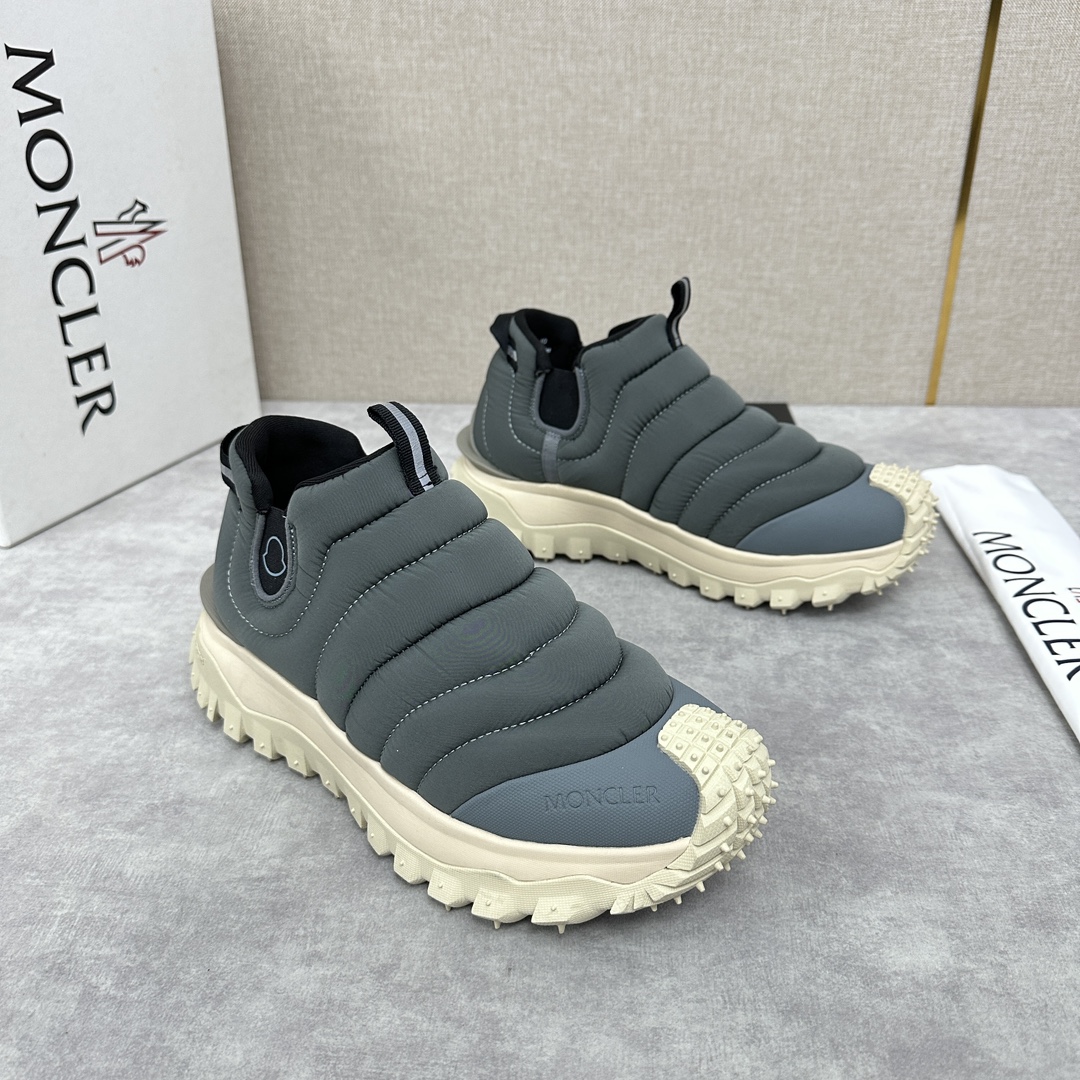 图片[3]-Moncler   蒙口     Trailgrip Après男士运动鞋         此款套穿式运动鞋的灵感源自品牌DNA加衬元素源自经典外套的设计 采用功能性织物面料制成 橡胶鞋底使运动鞋适应任何地形    为鞋履赋予出色抓地力  具有舒适防滑性能 Trailgrip运动鞋专为在户外运动时常伴左右而设计提供舒适与稳定性易于清洗的 OrthoLite®鞋垫增强了鞋履的通透性并提供缓冲轻盈灵活配备EVA中底倍添灵活性与轻盈性中底和鞋底面之间含碳纤维  增强缓冲和回弹力  TPU尾翼鞋底高性能Vibram® Megagrip复合橡胶鞋底与鞋底面适用于任何地形设有鞋底面   鞋底高度约4.5厘米     Trailgrip男士运动鞋适用于跑步、徒步和户外漫步舒适性能进一步升级为您提供保护和轻盈的穿着体验 配原盒包装+防尘袋发售！ 四色可选！标准皮鞋码数：39～44#     （38.45🉑定做）  P¥840-高仿包包