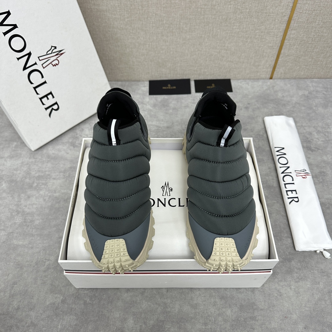Moncler   蒙口     Trailgrip Après男士运动鞋         此款套穿式运动鞋的灵感源自品牌DNA加衬元素源自经典外套的设计 采用功能性织物面料制成 橡胶鞋底使运动鞋适应任何地形    为鞋履赋予出色抓地力  具有舒适防滑性能 Trailgrip运动鞋专为在户外运动时常伴左右而设计提供舒适与稳定性易于清洗的 OrthoLite®鞋垫增强了鞋履的通透性并提供缓冲轻盈灵活配备EVA中底倍添灵活性与轻盈性中底和鞋底面之间含碳纤维  增强缓冲和回弹力  TPU尾翼鞋底高性能Vibram® Megagrip复合橡胶鞋底与鞋底面适用于任何地形设有鞋底面   鞋底高度约4.5厘米     Trailgrip男士运动鞋适用于跑步、徒步和户外漫步舒适性能进一步升级为您提供保护和轻盈的穿着体验 配原盒包装+防尘袋发售！ 四色可选！标准皮鞋码数：39～44#     （38.45🉑定做）  P¥840-高仿包包