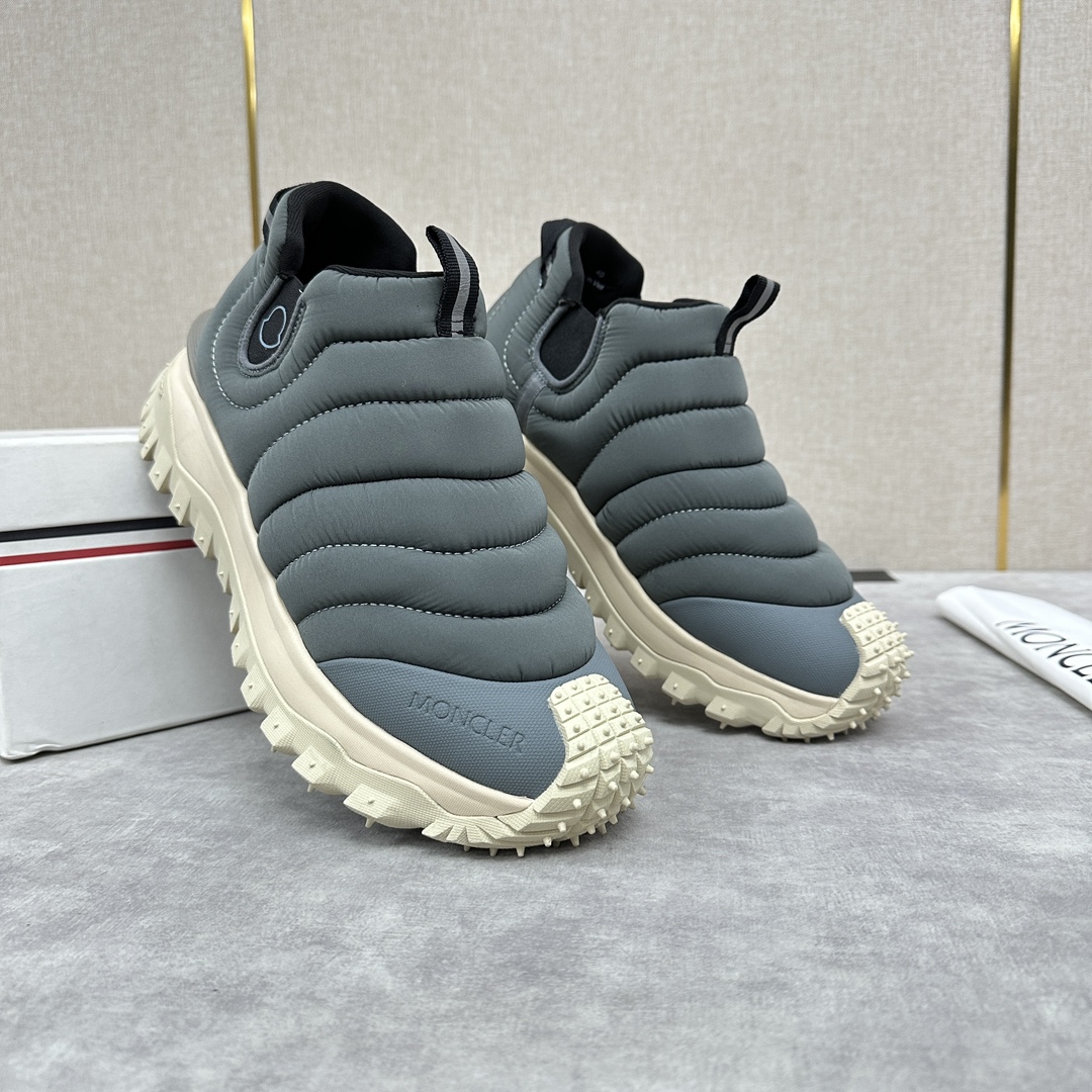 图片[2]-Moncler   蒙口     Trailgrip Après男士运动鞋         此款套穿式运动鞋的灵感源自品牌DNA加衬元素源自经典外套的设计 采用功能性织物面料制成 橡胶鞋底使运动鞋适应任何地形    为鞋履赋予出色抓地力  具有舒适防滑性能 Trailgrip运动鞋专为在户外运动时常伴左右而设计提供舒适与稳定性易于清洗的 OrthoLite®鞋垫增强了鞋履的通透性并提供缓冲轻盈灵活配备EVA中底倍添灵活性与轻盈性中底和鞋底面之间含碳纤维  增强缓冲和回弹力  TPU尾翼鞋底高性能Vibram® Megagrip复合橡胶鞋底与鞋底面适用于任何地形设有鞋底面   鞋底高度约4.5厘米     Trailgrip男士运动鞋适用于跑步、徒步和户外漫步舒适性能进一步升级为您提供保护和轻盈的穿着体验 配原盒包装+防尘袋发售！ 四色可选！标准皮鞋码数：39～44#     （38.45🉑定做）  P¥840-高仿包包