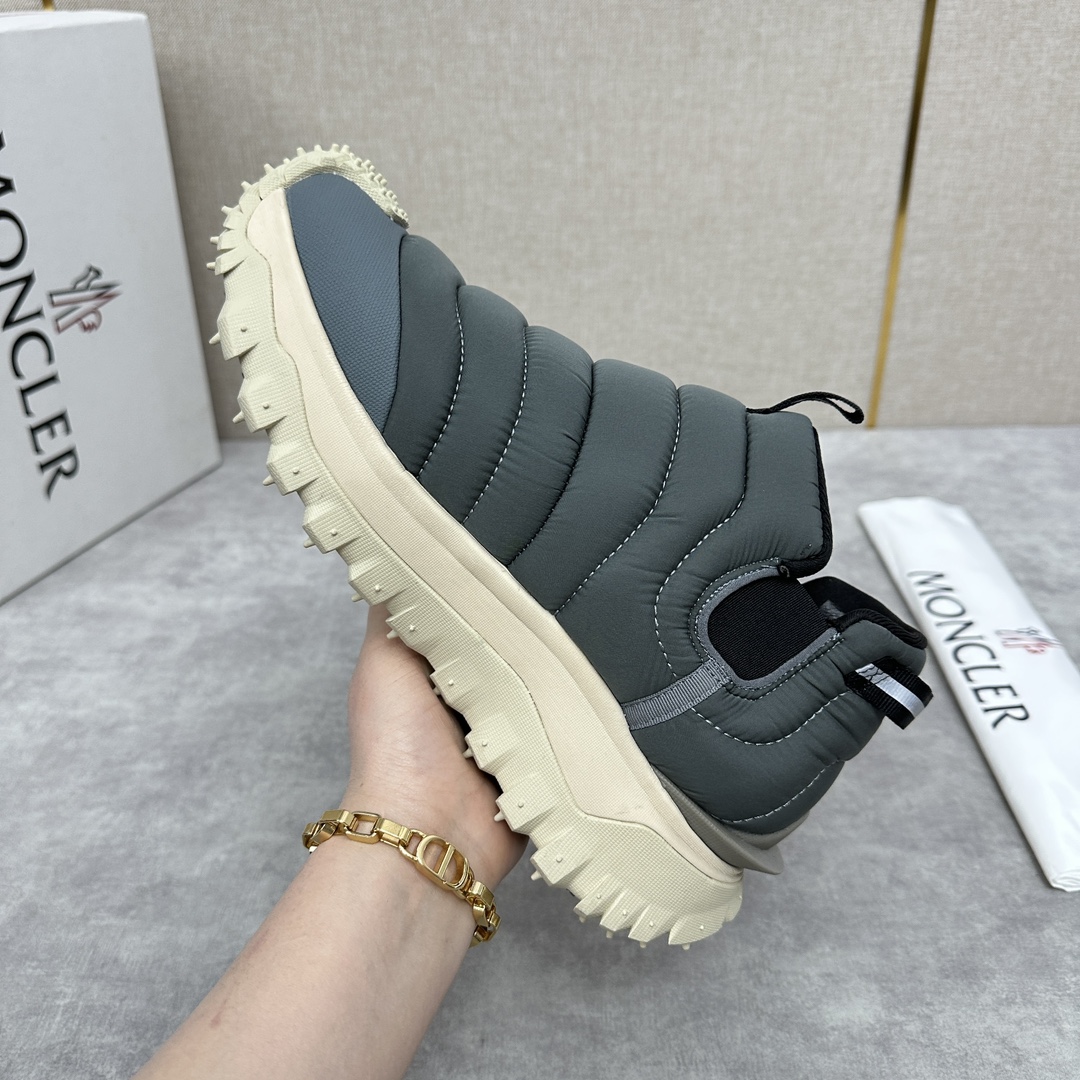 图片[8]-Moncler   蒙口     Trailgrip Après男士运动鞋         此款套穿式运动鞋的灵感源自品牌DNA加衬元素源自经典外套的设计 采用功能性织物面料制成 橡胶鞋底使运动鞋适应任何地形    为鞋履赋予出色抓地力  具有舒适防滑性能 Trailgrip运动鞋专为在户外运动时常伴左右而设计提供舒适与稳定性易于清洗的 OrthoLite®鞋垫增强了鞋履的通透性并提供缓冲轻盈灵活配备EVA中底倍添灵活性与轻盈性中底和鞋底面之间含碳纤维  增强缓冲和回弹力  TPU尾翼鞋底高性能Vibram® Megagrip复合橡胶鞋底与鞋底面适用于任何地形设有鞋底面   鞋底高度约4.5厘米     Trailgrip男士运动鞋适用于跑步、徒步和户外漫步舒适性能进一步升级为您提供保护和轻盈的穿着体验 配原盒包装+防尘袋发售！ 四色可选！标准皮鞋码数：39～44#     （38.45🉑定做）  P¥840-高仿包包