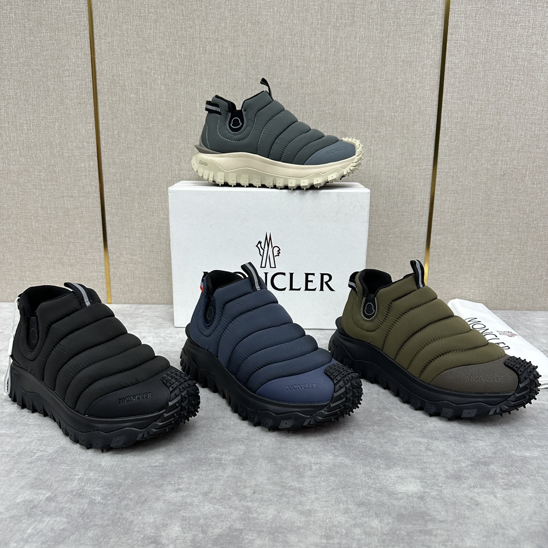 💋💍Moncler New Trailgrip Après Men's Sneaker Official Price RMB ¥9900 Inspired by the brand's DNA, this slip-on sneaker is padded with elements derived from the design of a classic jacket Made from functional fabric fabrics Rubber sole adapts the sneaker to all terrains Gives the shoe excellent grip Comfortable and slip-resistant performance Trailgrip sneakers are designed to provide comfort and stability for outdoor sports with constant companionship Easy to clean OrthoLite® insole enhances breathability and offers cushioning Lightweight and flexible Slip-resistant Trailgrip sneakers are designed to be a constant companion during outdoor activities, providing comfort and stability Easy-to-clean OrthoLite® insole enhances breathability and cushioning Lightweight and flexible EVA midsole for flexibility and lightweight Carbon fibers between the midsole and the upper for enhanced cushioning and resilience TPU footbed with high performance Vibram® Megagrip composite rubber sole Megagrip rubber composite sole and outsole for all terrains Features an insole Sole height approx. 4.5 cm Trailgrip men's sneakers for running, hiking and outdoor walking offer protection and lightweight comfort! Available in four colors!Standard shoe size: 39-44# (38.45🉑 customized) P¥840